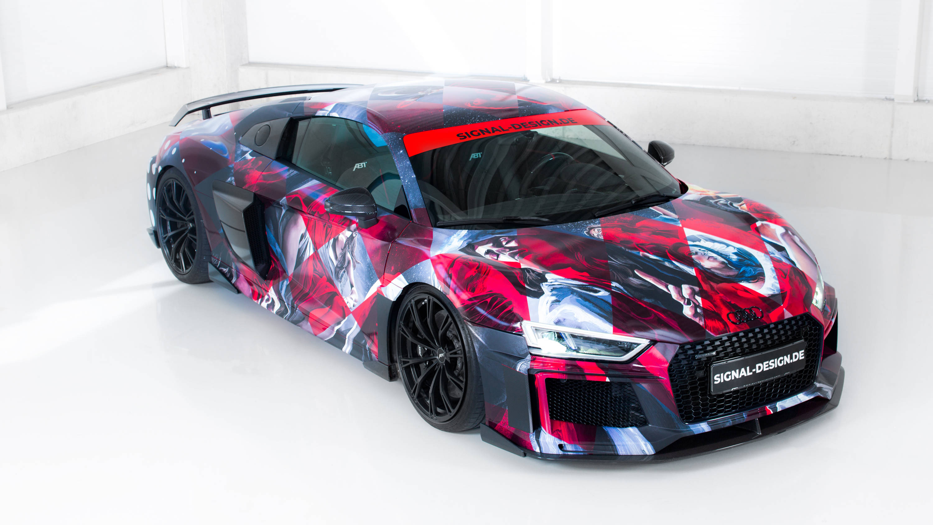R8 桌布 壁紙 — Audi R8 跑車，帶有醒目的紅、藍、黑動漫風格圖案包膜，展示在明亮的極簡主義工作室中。