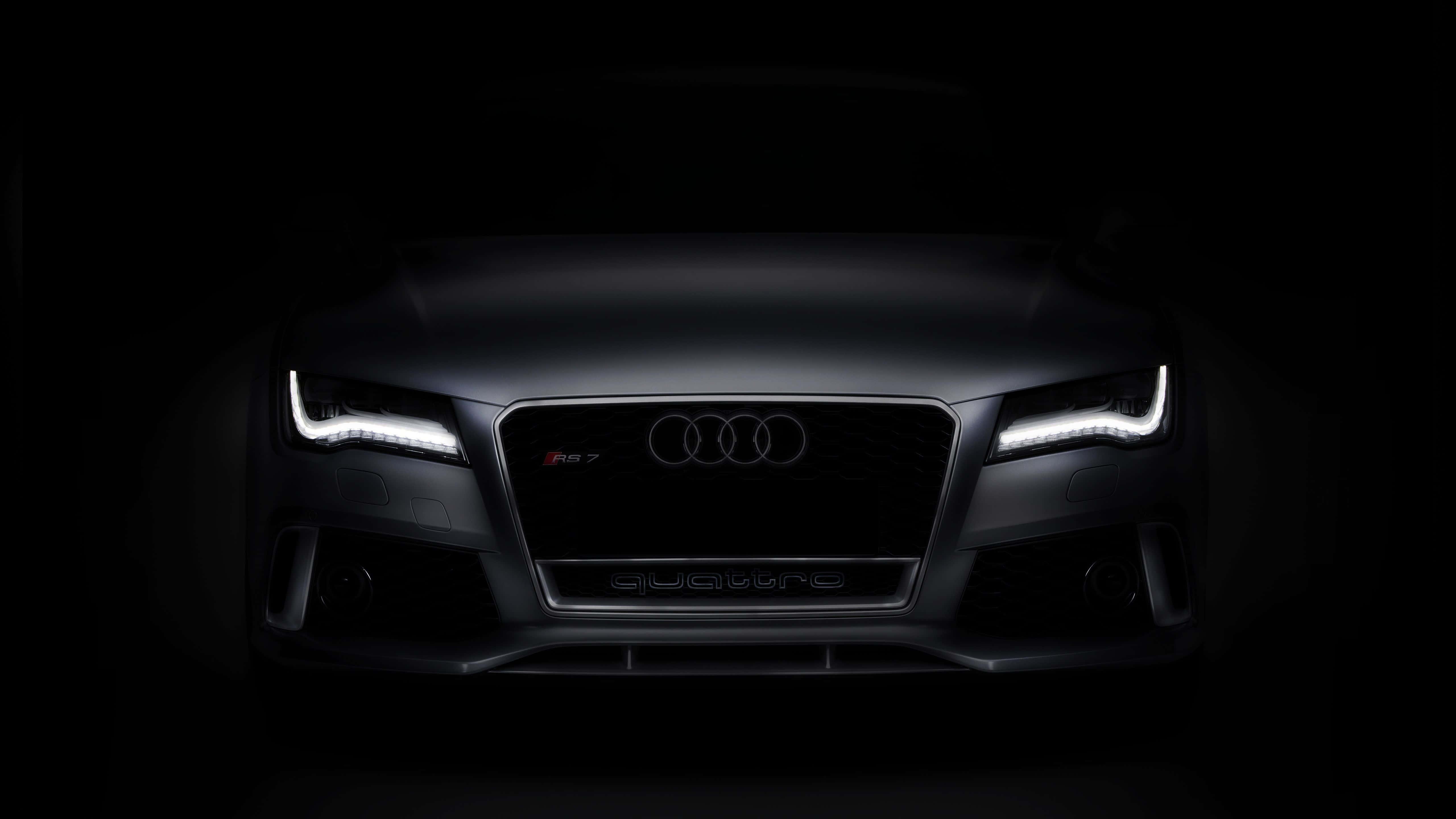 奧迪 桌布 壁紙 — Audi R8 車頭造型，由銳利的 LED 頭燈照亮，背景漆黑一片。