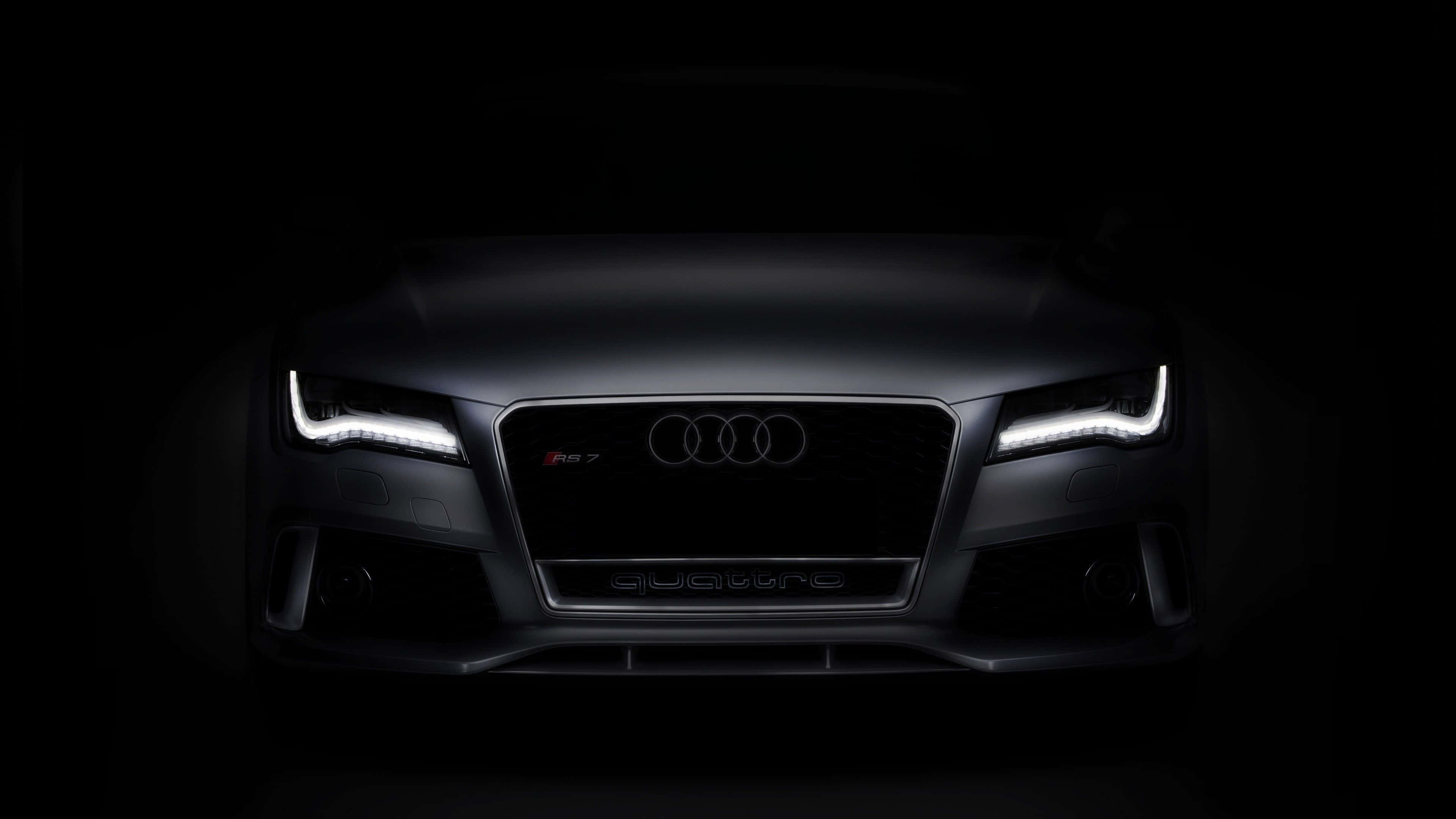 Audi S7 桌布 壁紙 — Audi RS7 前格柵在漆黑背景下被銳利LED頭燈照亮。