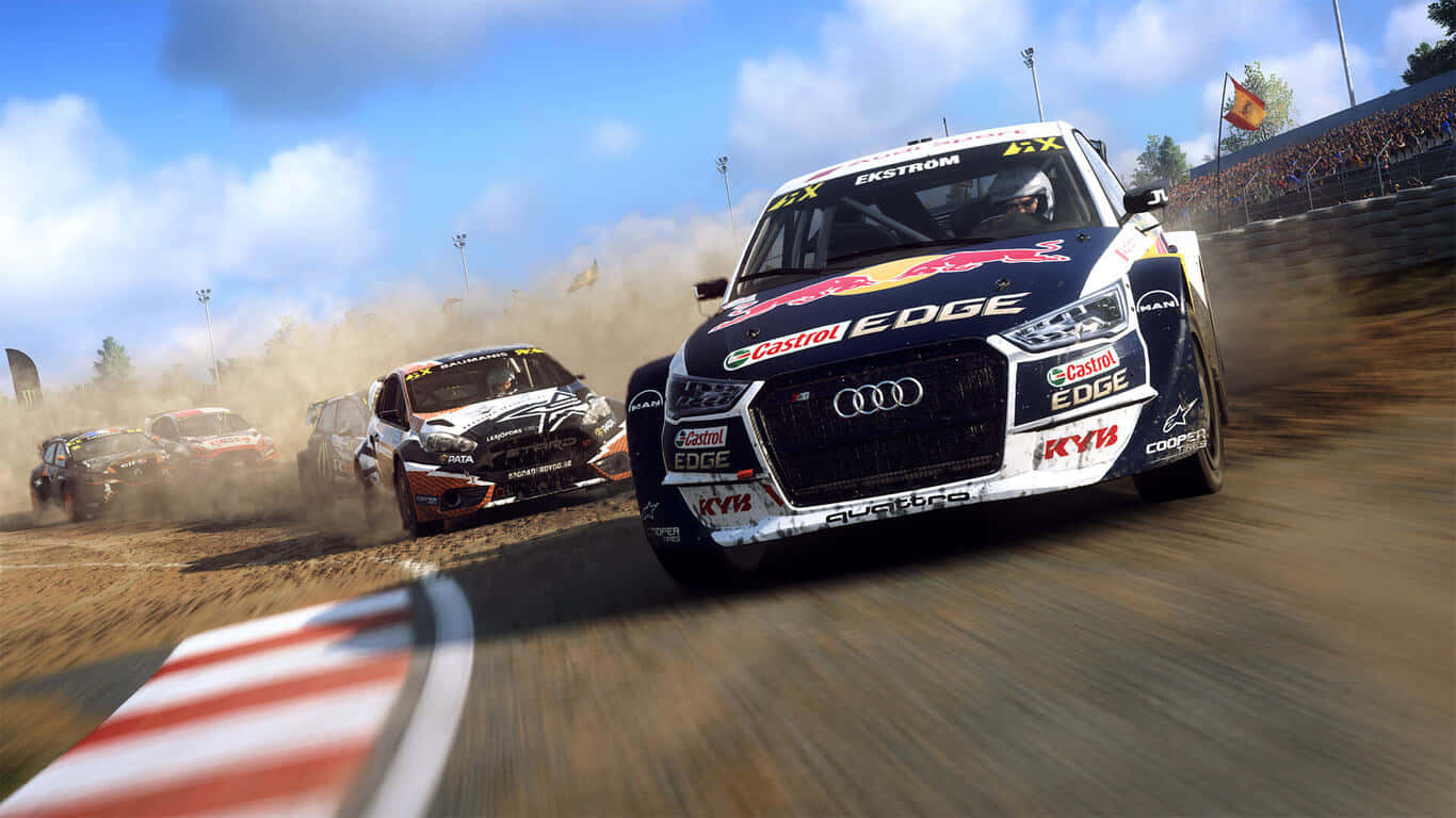 1366x768 Dirt Rally 桌布 壁紙 — Audi 拉力賽車在陽光明媚的泥地賽道上緊追對手，揚起塵土，觀眾歡呼喝采。