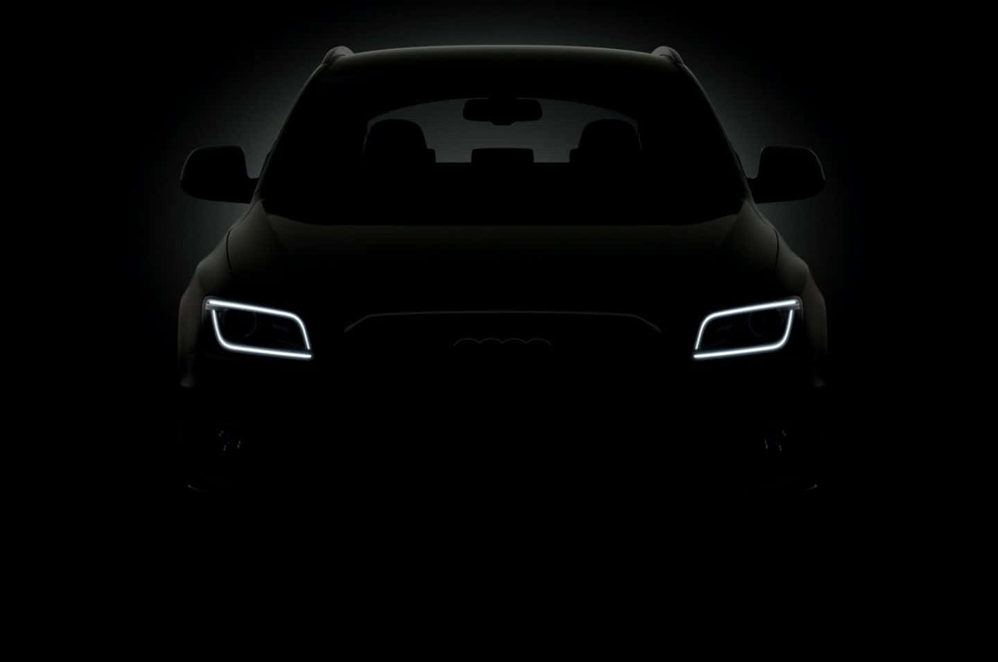 Audi Sq5 桌布 壁紙 — Audi 汽車輪廓在漆黑背景上閃耀著銳利的白色頭燈。