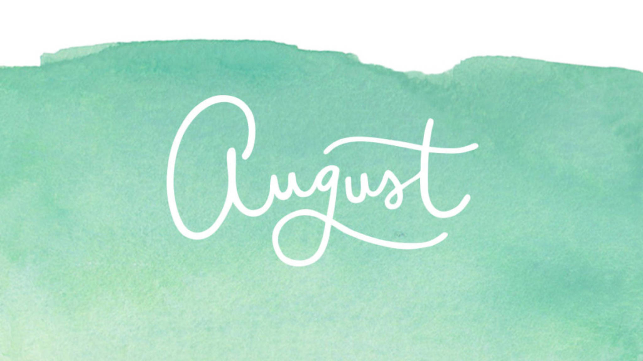 August 桌布 壁紙 — 「August」一詞以優雅的白色草書字體漂浮在帶有紋理邊緣的柔和薄荷綠色水彩洗滌之上。