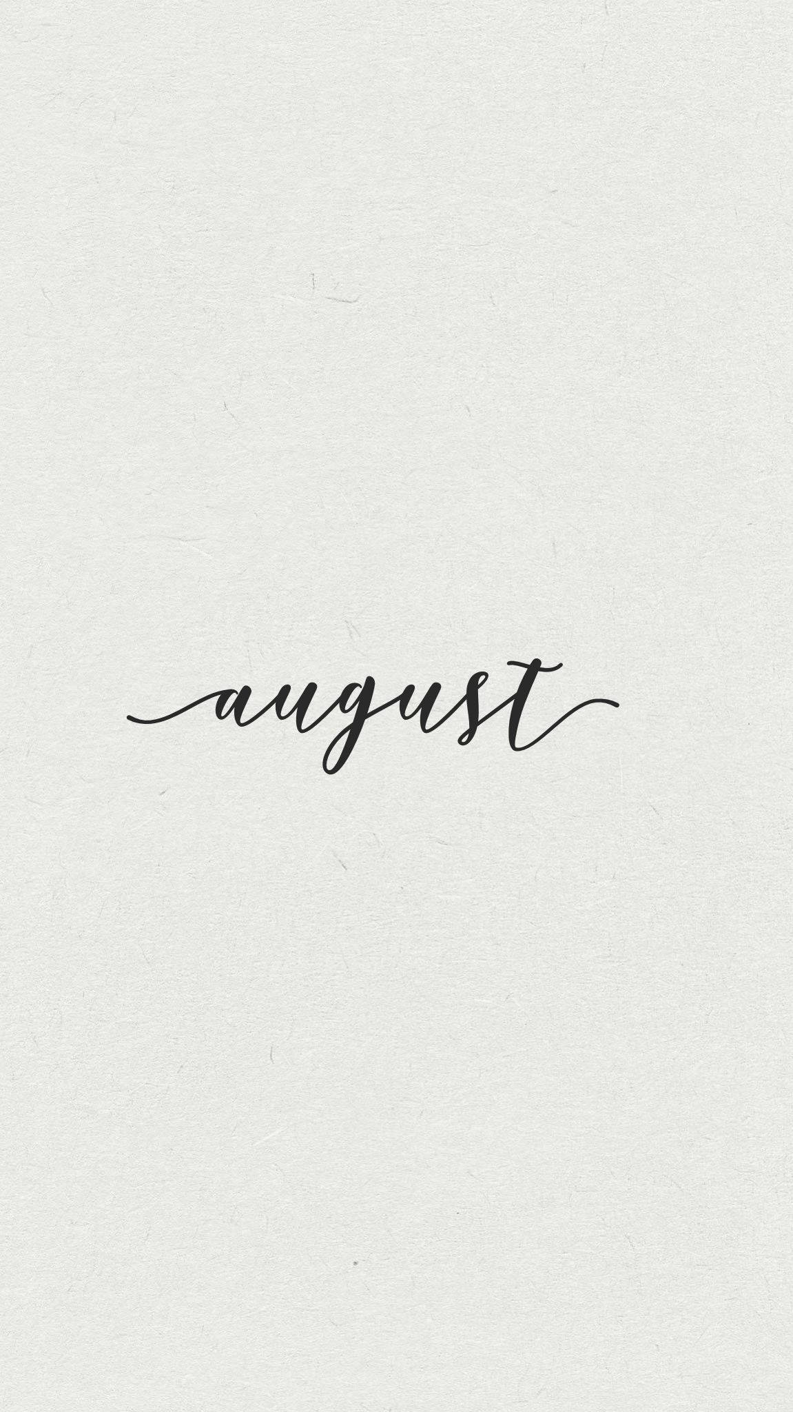 August 桌布 壁紙 — 「august」一詞以優雅的黑色草書字體居中印在帶紋理的米白色紙上。