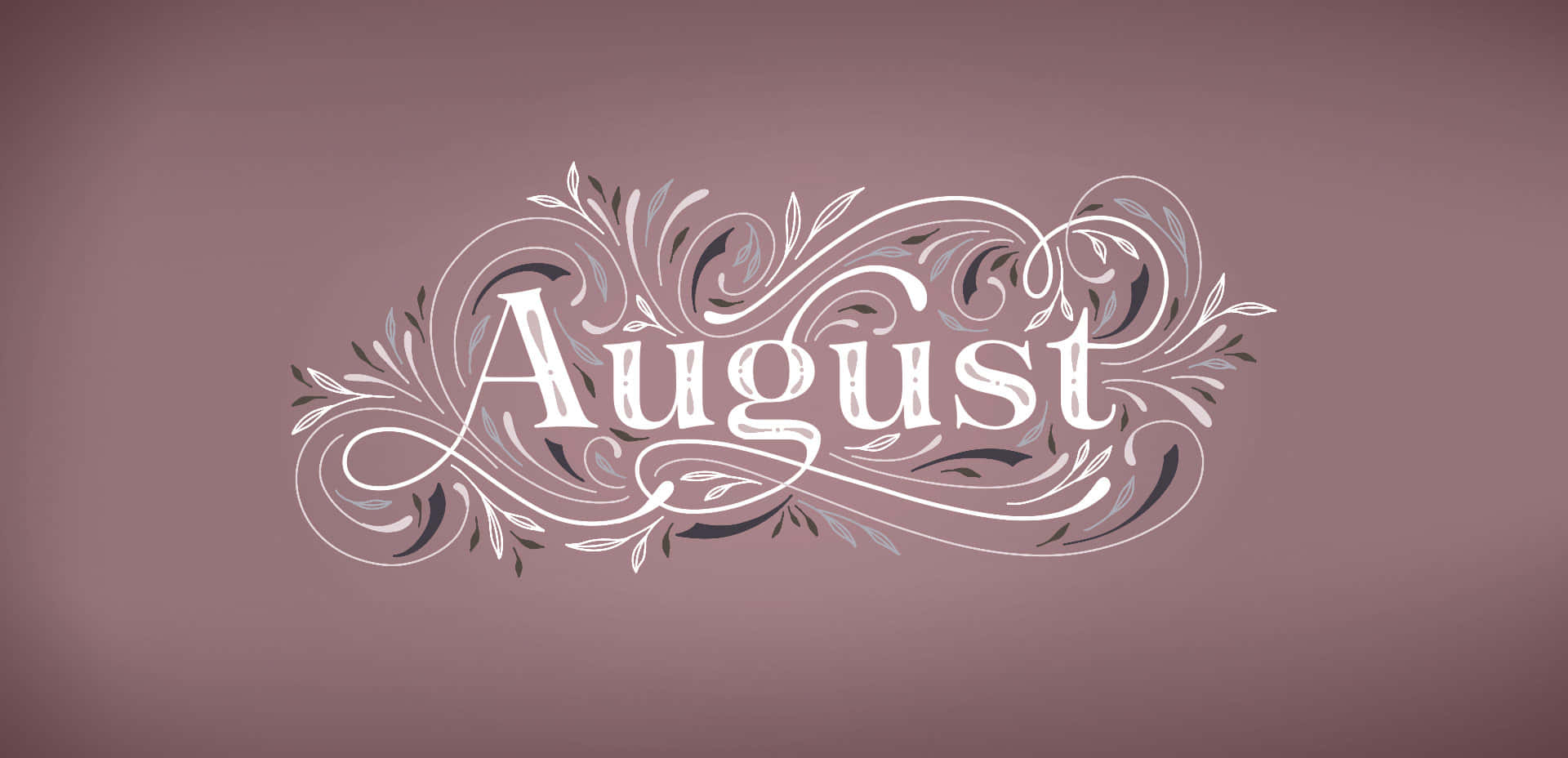 August 桌布 壁紙 — 「August」一詞以白色優雅書寫，帶有華麗的漩渦和葉子，背景為柔和的紫紅色。