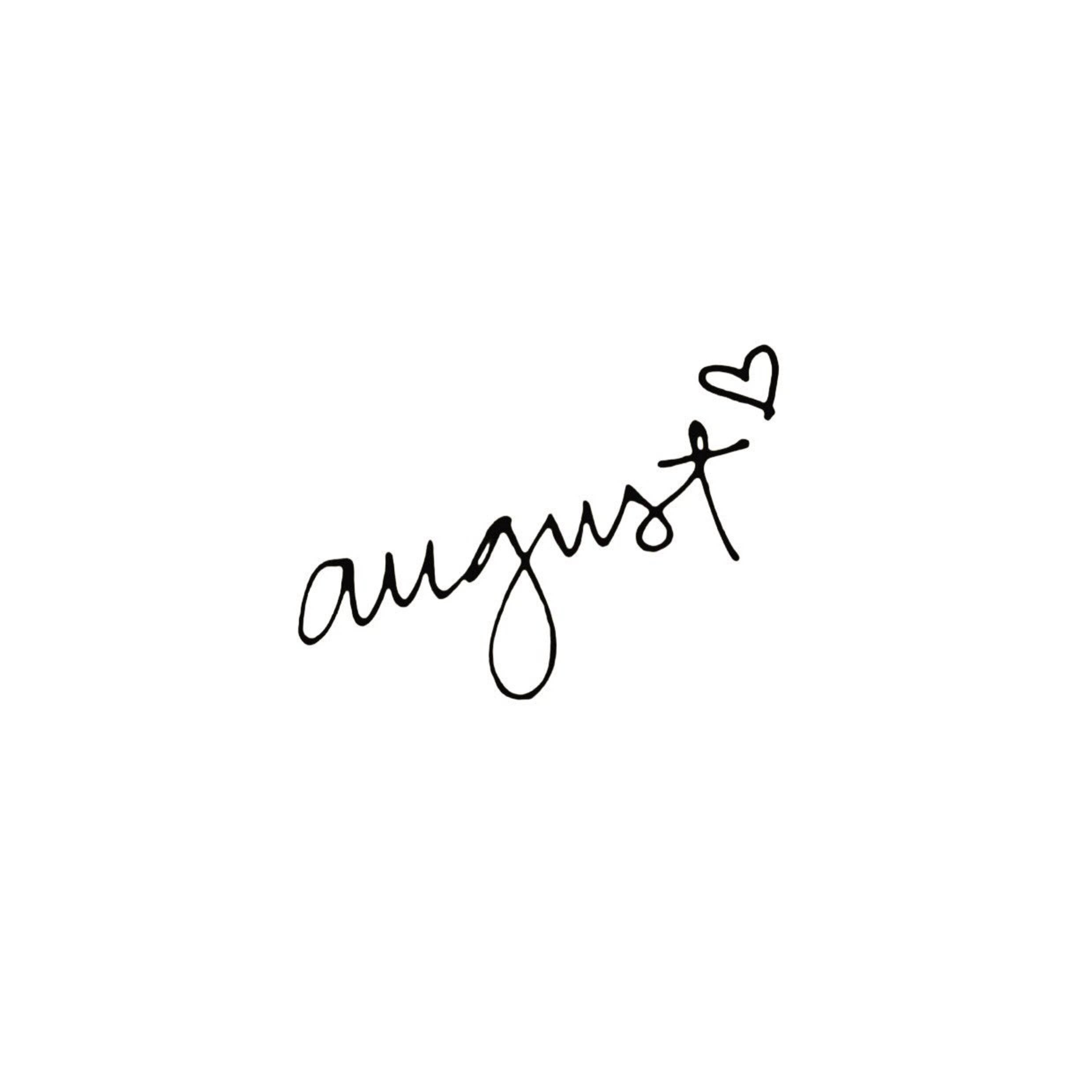 August 桌布 壁紙 — 「august」這個詞以流暢的黑色草書書寫，最後一個字母上方有一個小心形，背景為純白色。