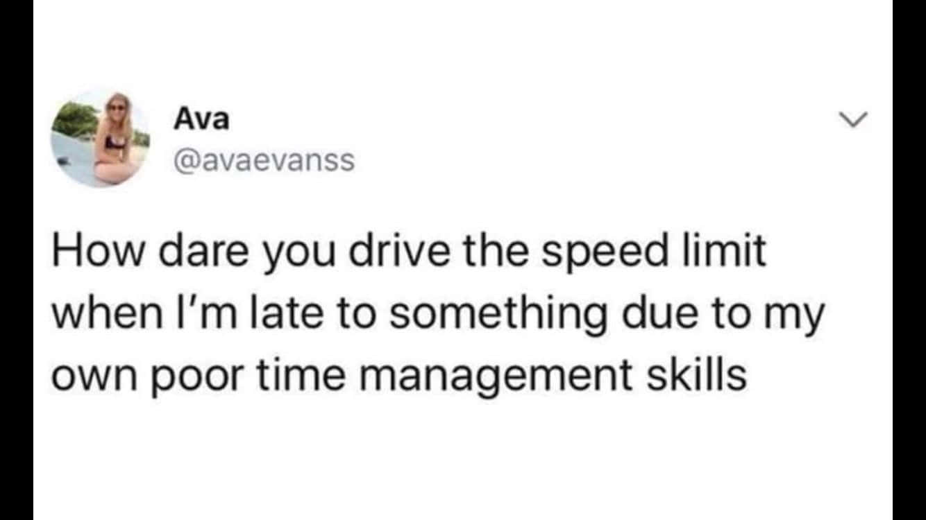 Time Management Memes 桌布 壁紙 — Ava 發佈了一則推文，諷刺地將自己遲到的責任歸咎於司機，而實際上是因為她自己的時間管理不善。