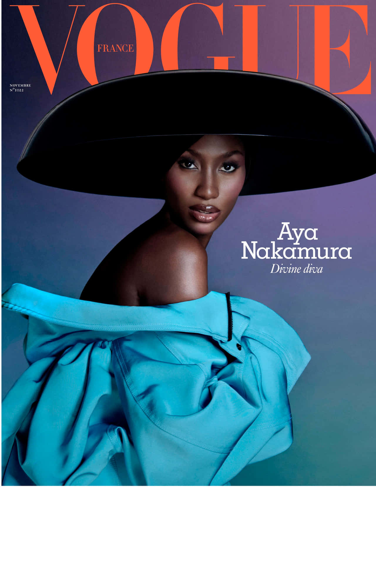 壁紙 — Aya Nakamura 在 Vogue France 封面，戴著一頂寬邊黑帽，在紫色和藍綠色漸變背景前自信地凝視。