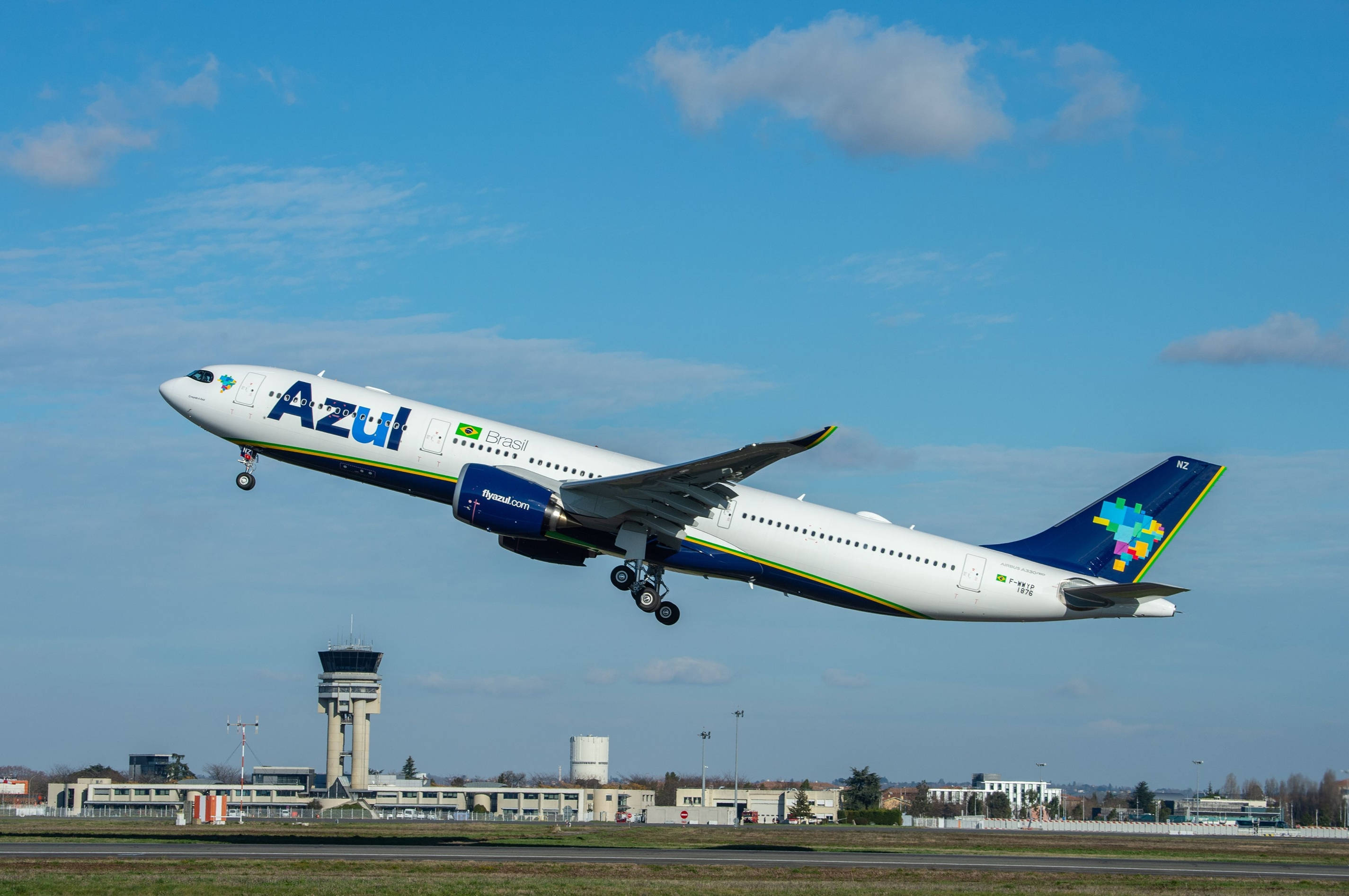 Airport 桌布 壁紙 — Azul巴西航空公司的空中巴士A330在晴朗藍天和機場建築背景下起飛。