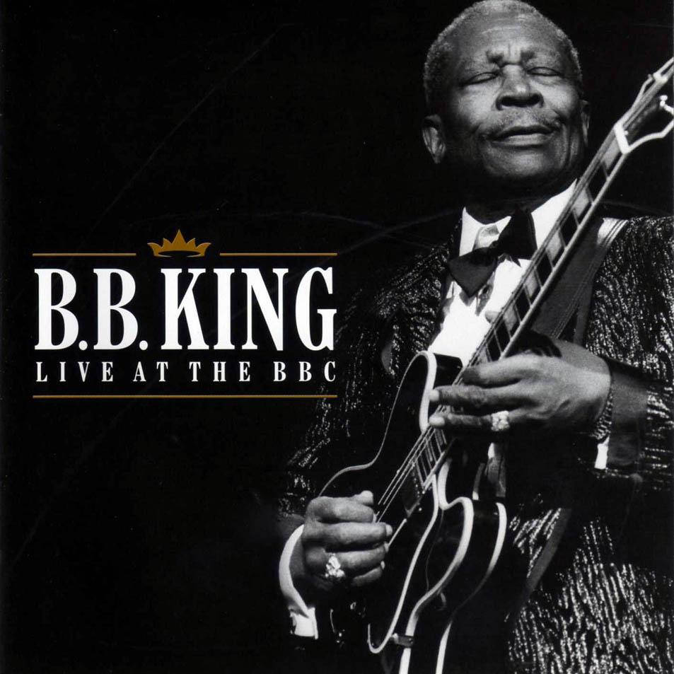 performance 桌布 壁紙 — B.B. King 熱情地彈奏吉他，身穿閃亮西裝，背景深色，並有粗體文字疊加。