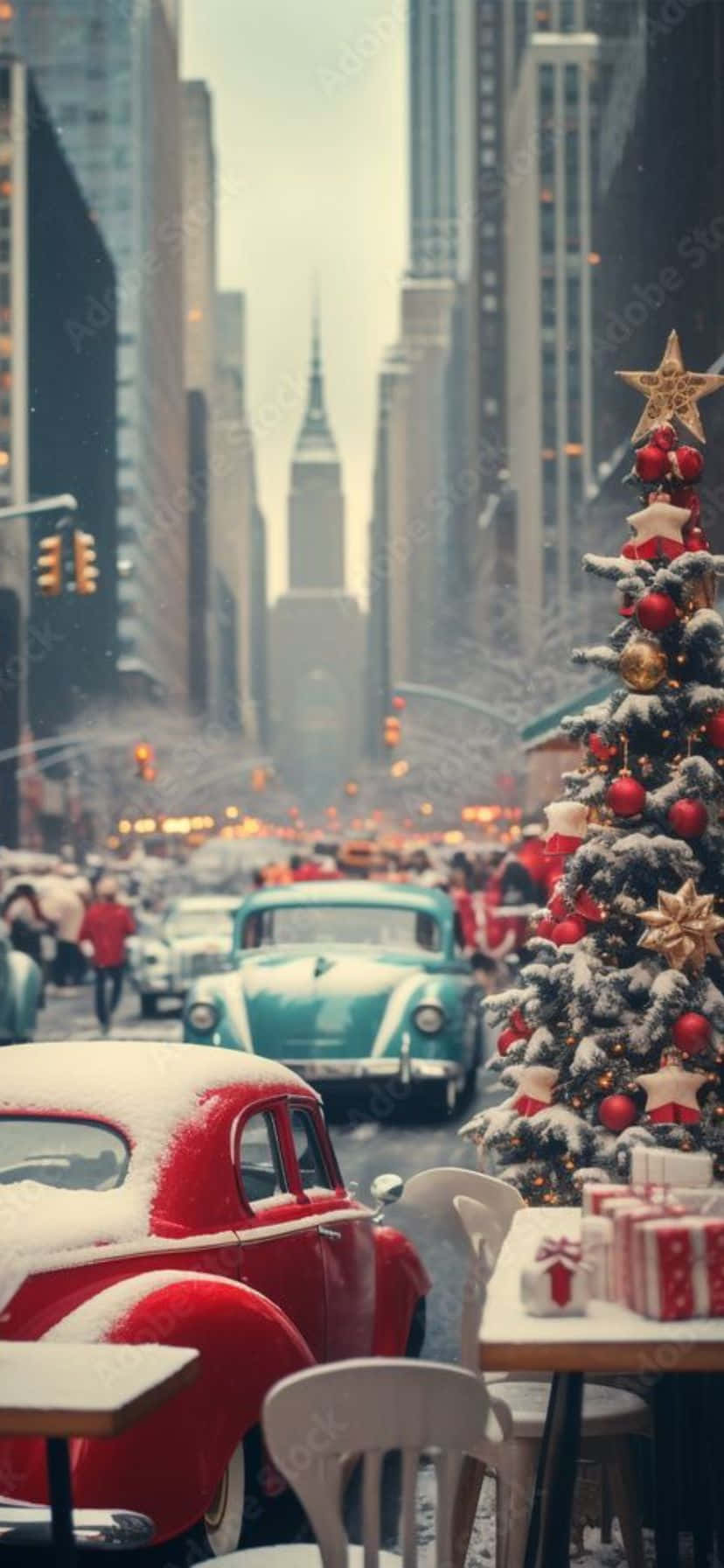  壁紙 — 白雪覆蓋著復古汽車和節日聖誕樹，背景是繁華城市街道上高聳的摩天大樓。