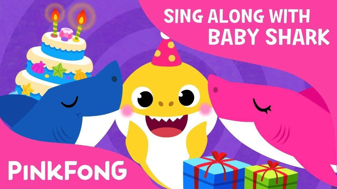 Cartoon 桌布 壁紙 — Baby Shark 和朋友們用蛋糕、禮物和蠟燭在色彩繽紛的卡通場景中慶祝生日。