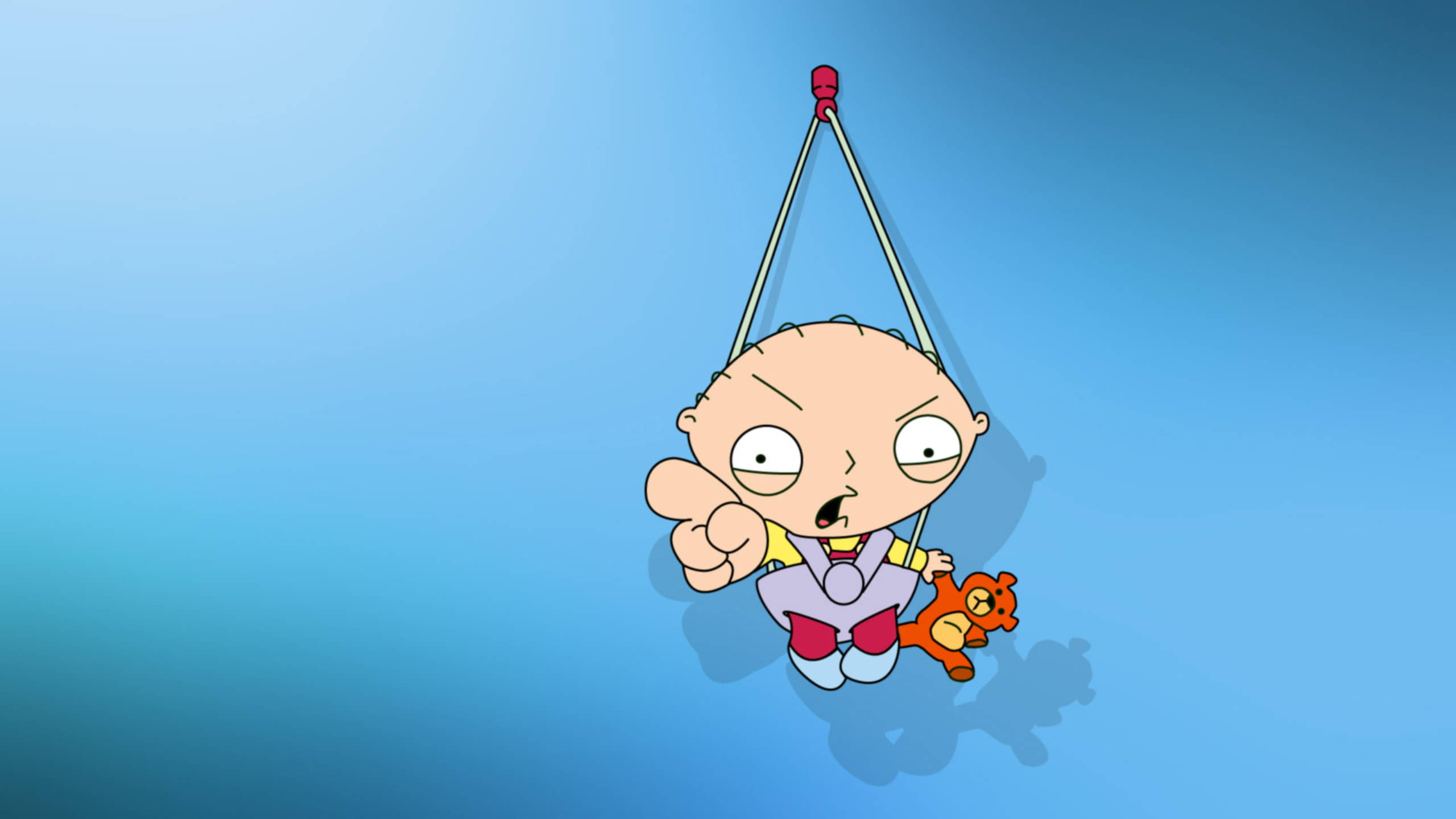 蓋酷家庭 桌布 壁紙 — BB Stewie Griffin 掛在鞦韆上，背景是漸變藍色，憤怒地指著，同時緊抱著一隻泰迪熊。