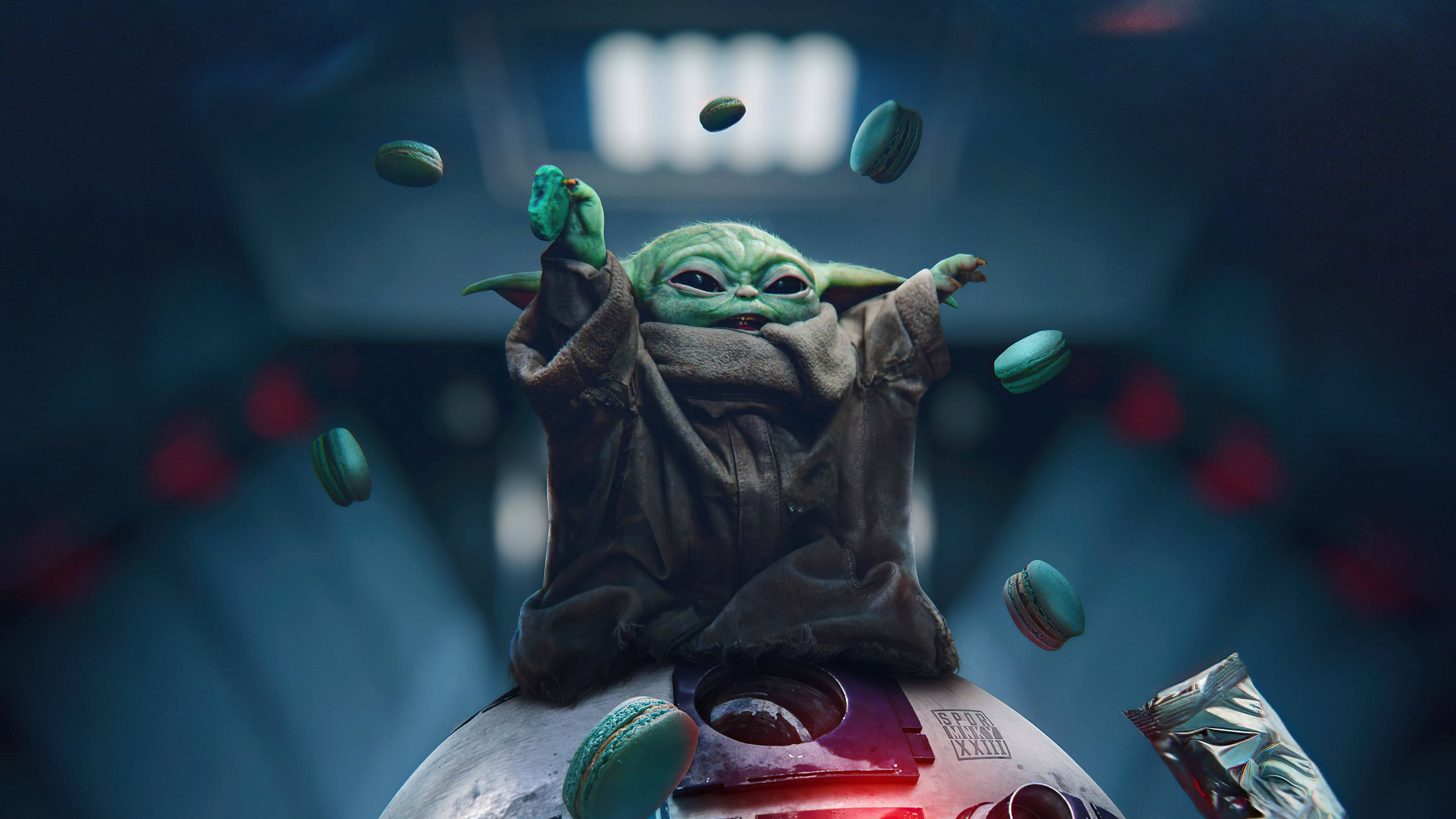Mandalorian And Baby Yoda 桌布 壁紙 — Baby Yoda 在充滿未來感的太空船內部，於發光的紅燈下開心地拋出藍綠色馬卡龍。