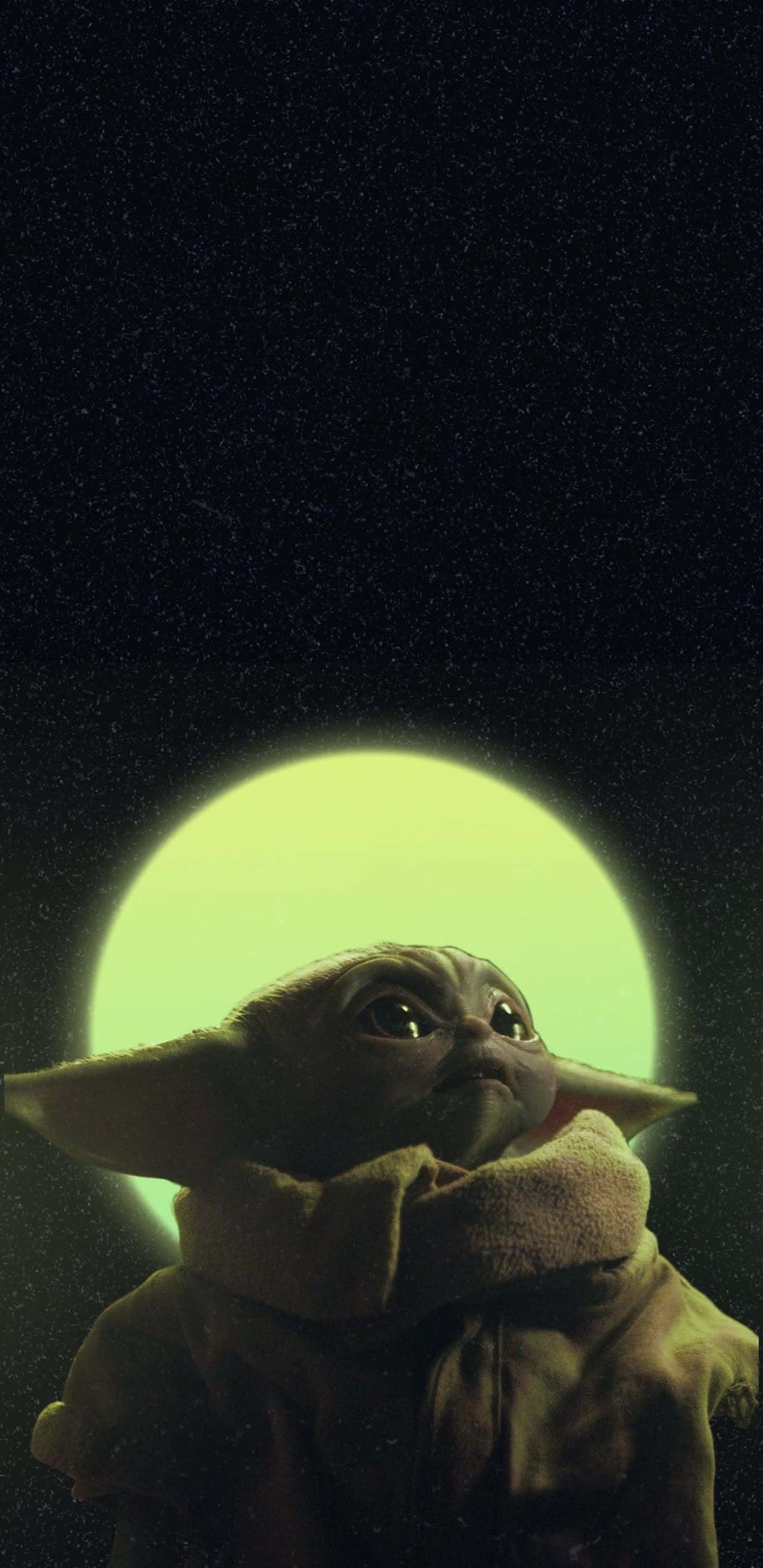 Baby Yoda Aesthetic 桌布 壁紙 — Baby Yoda 抬頭仰望星空，身後有一輪發光的綠色月亮。