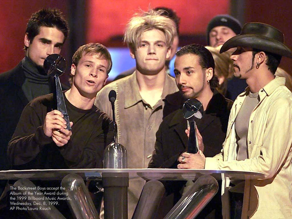 Backstreet 桌布 壁紙 — Backstreet Boys 在1999年Billboard音樂獎的明亮舞台燈光下，手持獎盃站在舞台上。