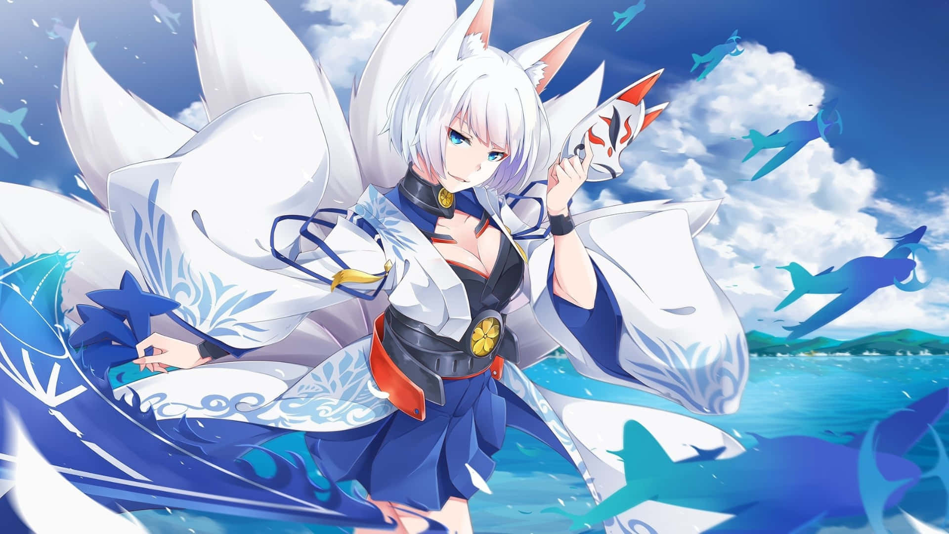  壁紙 — 一位白髮動漫狐女穿著藍白和服，在飛機飛翔和海洋波浪的天空背景下手持面具。