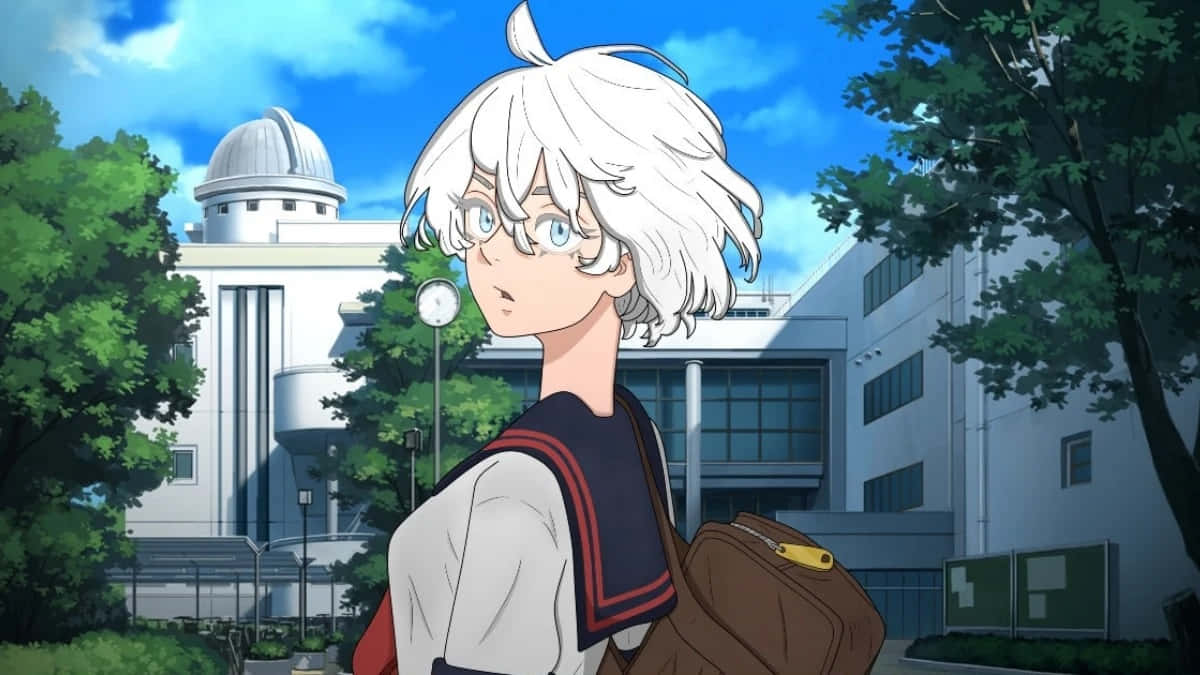  壁紙 — 一位白髮動漫女孩穿著校服，站在一座有圓頂的現代建築外，天空湛藍。