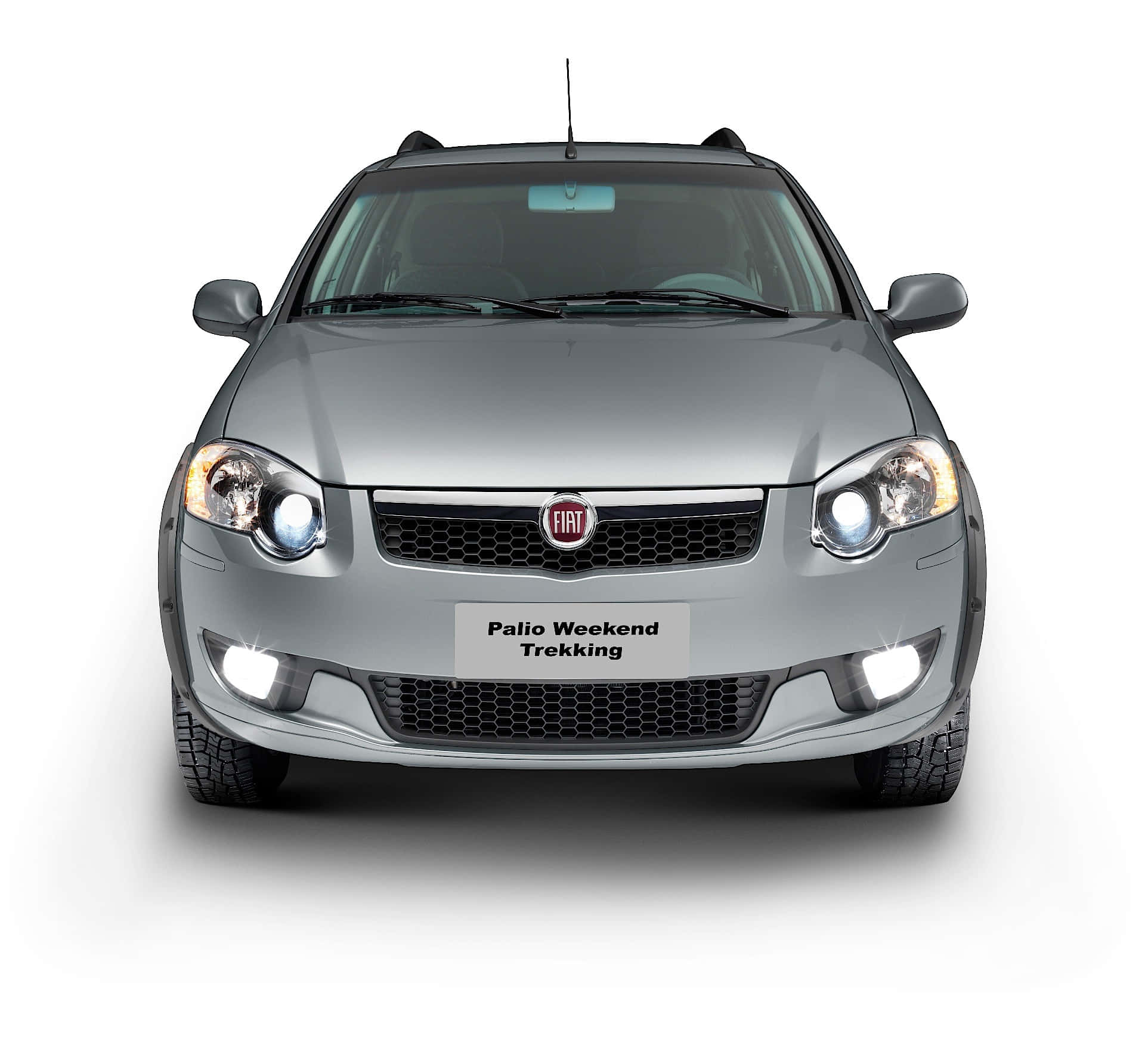 Fiat Palio 桌布 壁紙 — 白色背景上，銀色 Fiat Palio Weekend Trekking 汽車的前視圖，車頭燈亮起。