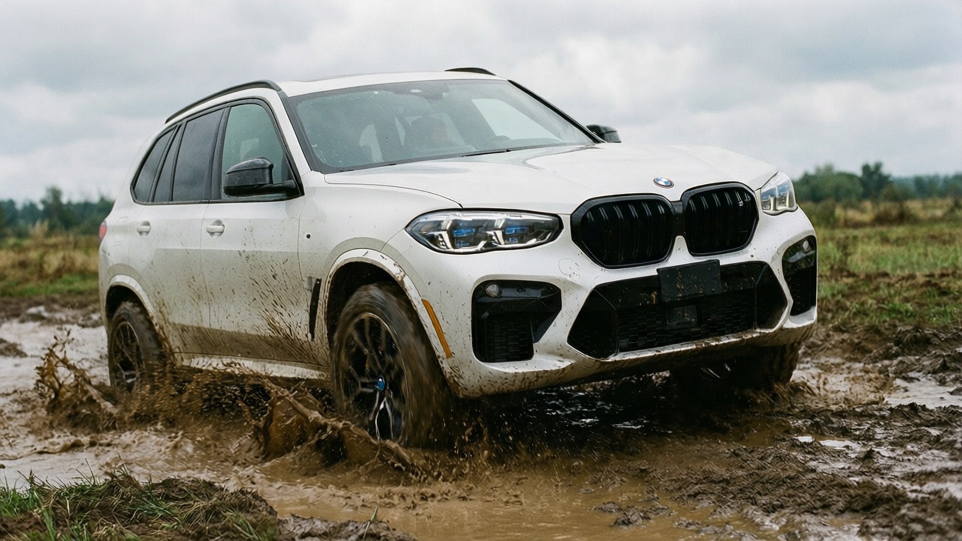 Mud Warriors 壁紙 — 一輛白色BMW X5 SUV在多雲的天空下，於鄉間田野中濺起厚厚的棕色泥漿。
