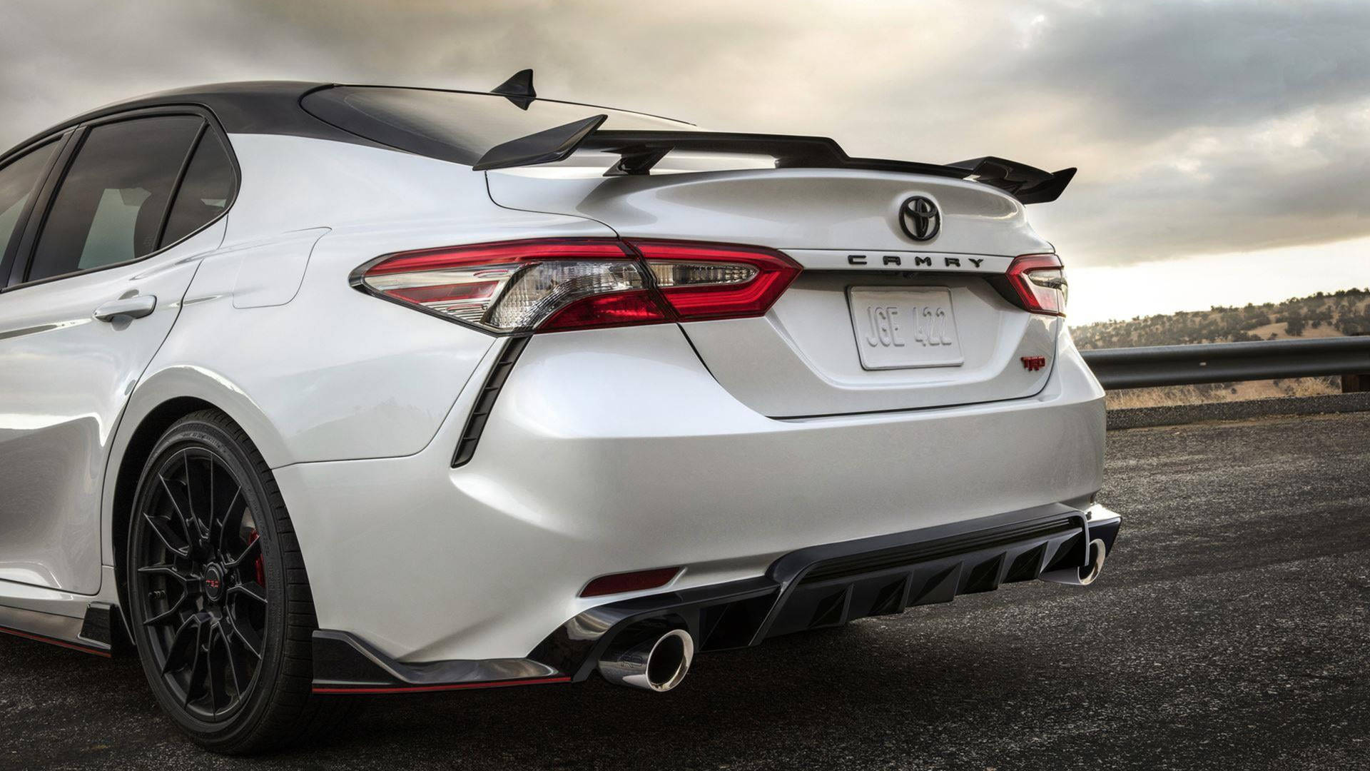 日落時分高速公路上白色豐田Camry TRD運動轎車。 — Toyota Supra 壁紙