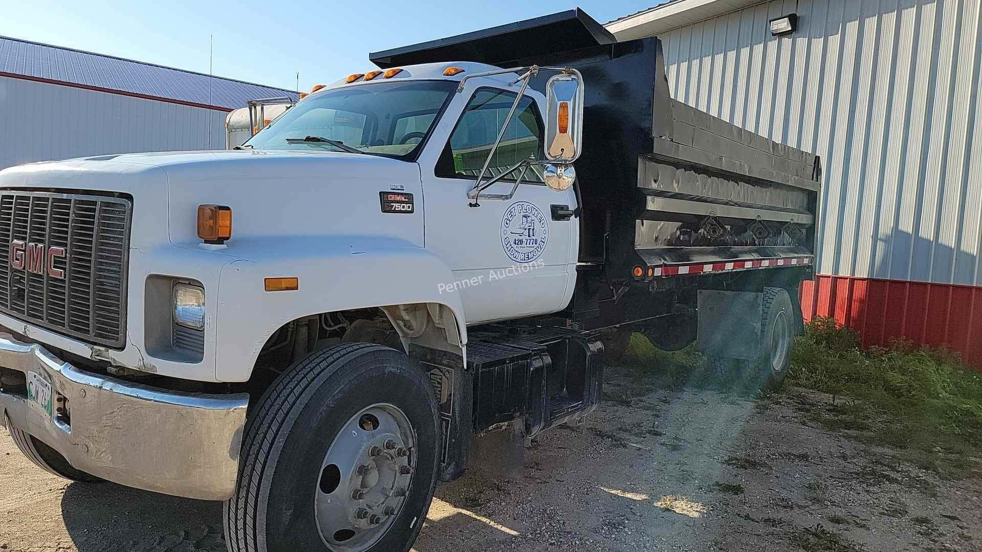 Gmc Topkick 桌布 壁紙 — 一輛白色GMC自卸車停在礫石上，旁邊是波紋金屬建築，在明亮的日光下。