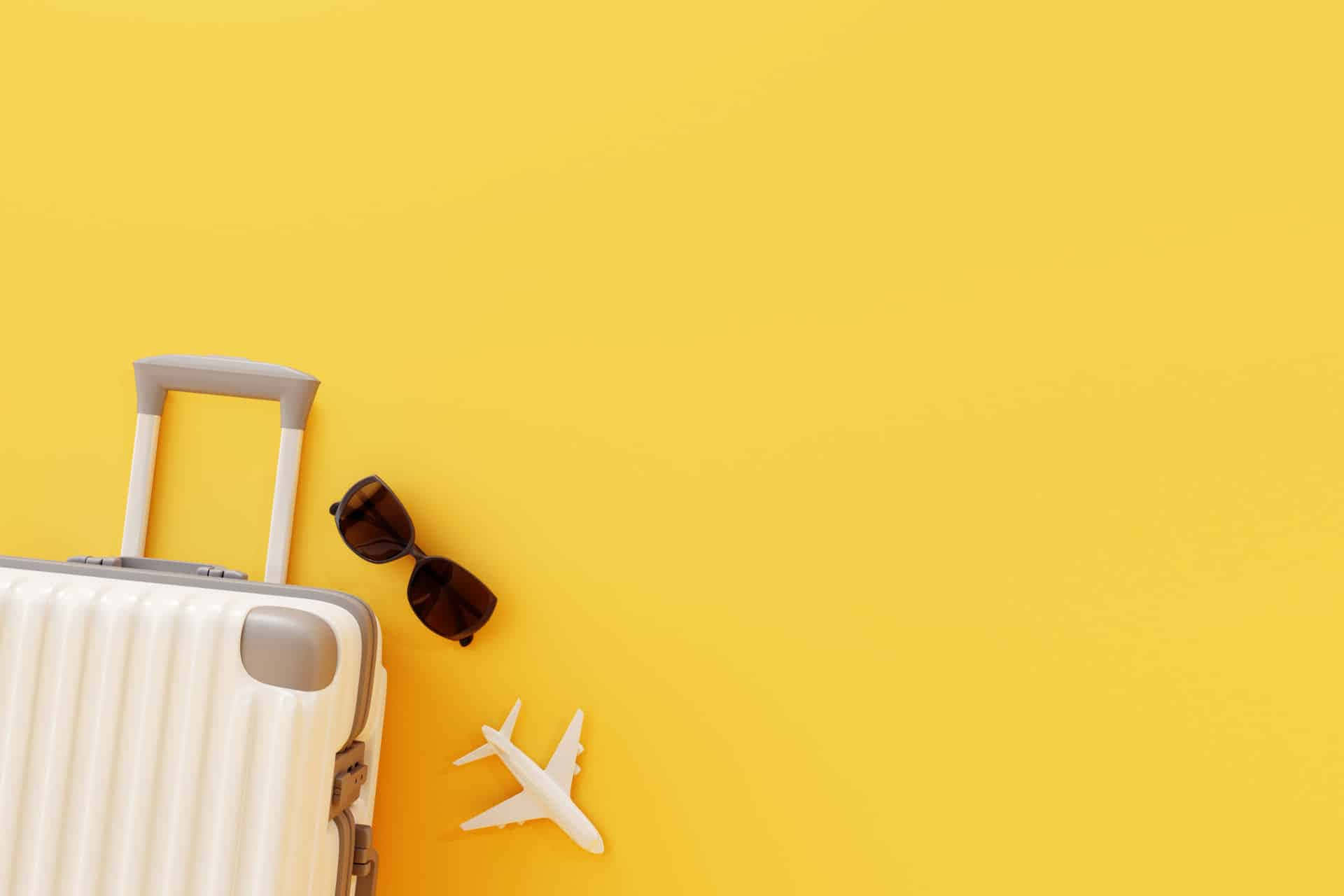  壁紙 — 一個白色行李箱、太陽眼鏡和飛機模型放在鮮黃色背景上，暗示旅行和冒險。