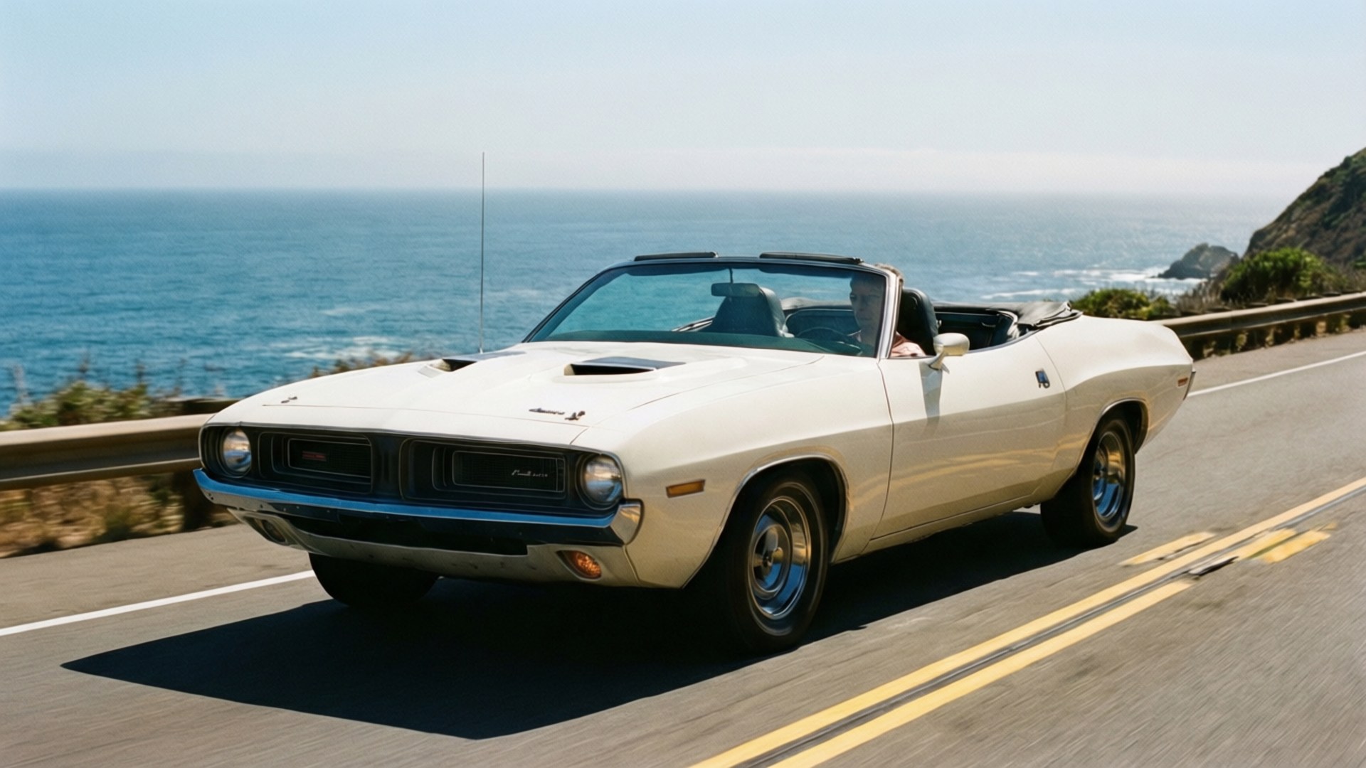 White Convertible Coast Drive 壁紙 — 一輛白色經典敞篷肌肉車沿著海岸公路行駛，享有海洋美景和晴朗的天空。