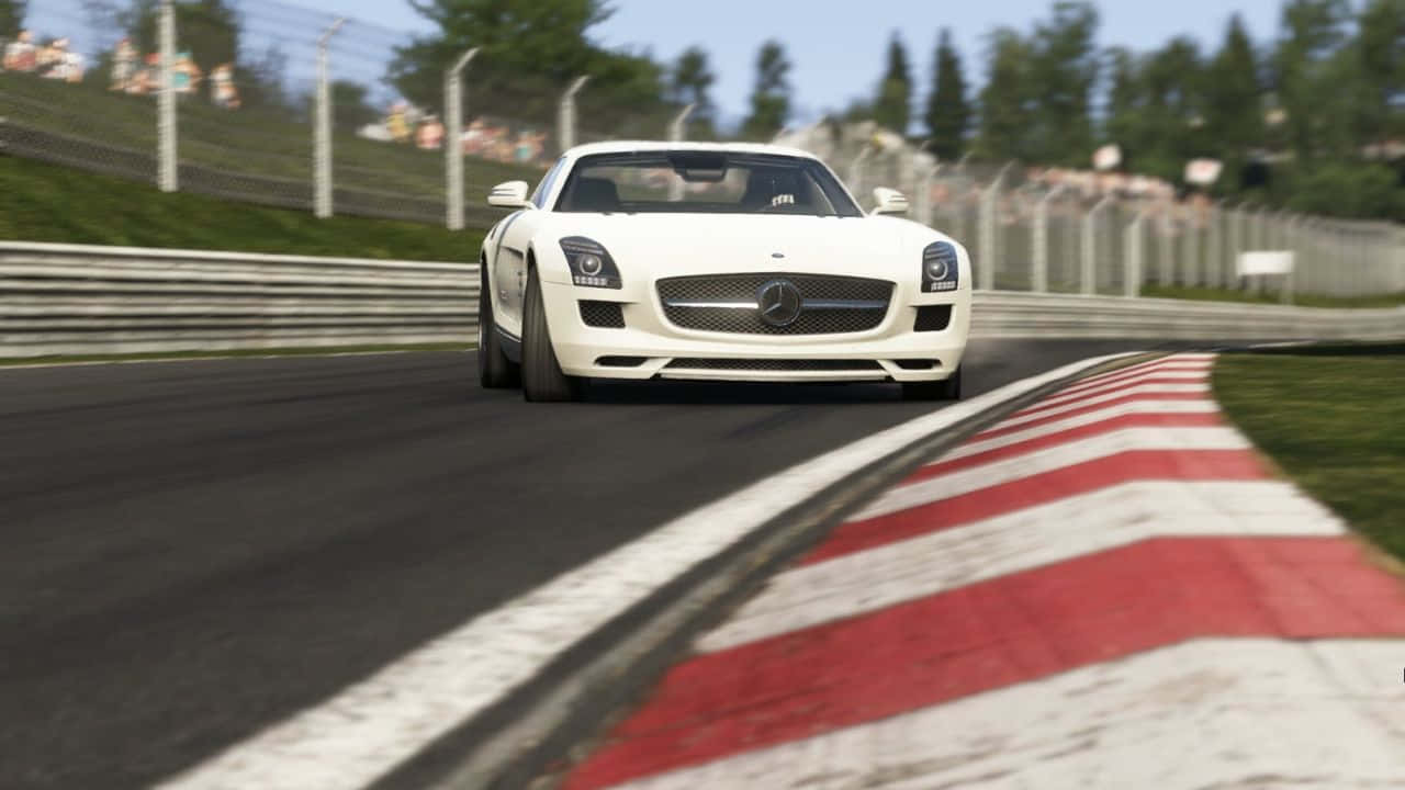 白色 Mercedes SLS AMG 在紅白路緣石的賽道上疾馳。 — Project Cars 2 壁紙