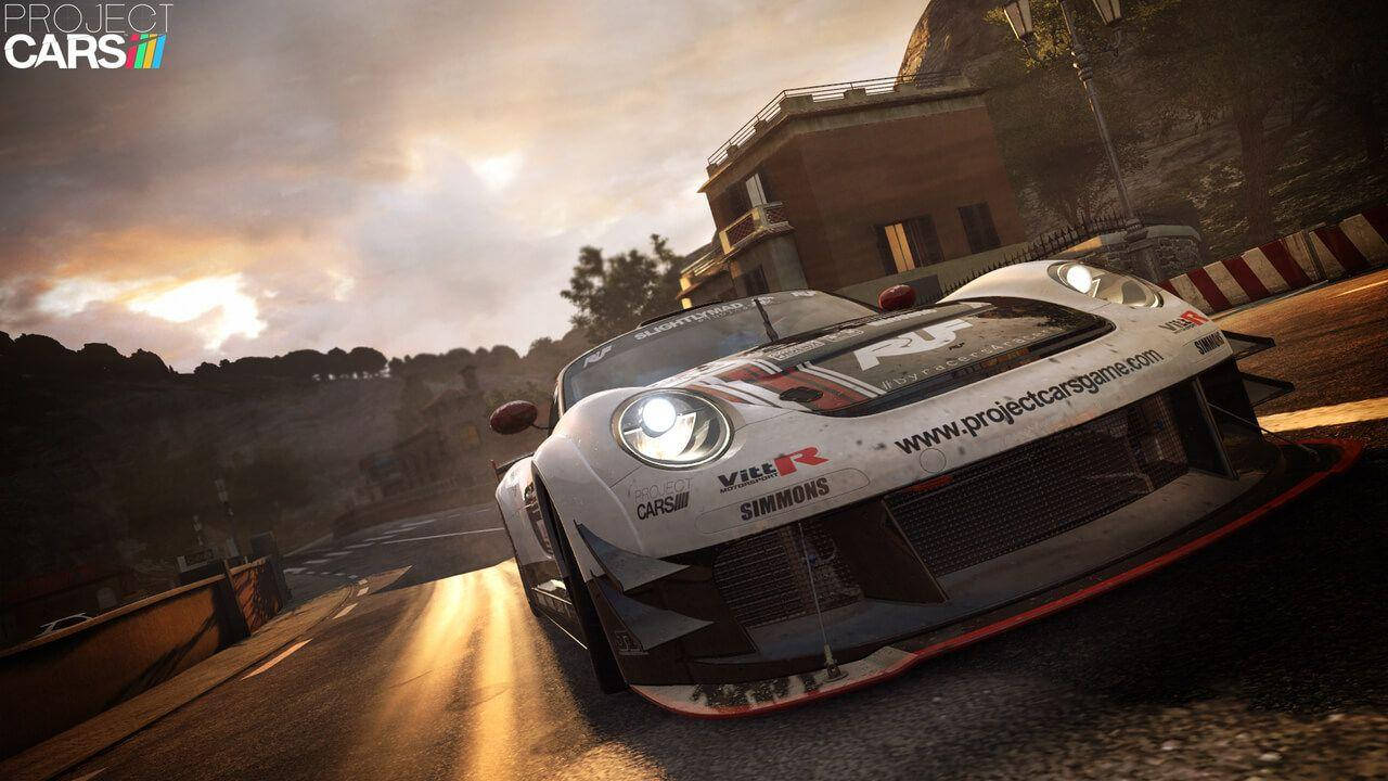 日落時分白色賽車在山路上飛馳，金色陽光。 — Project Cars 2 壁紙