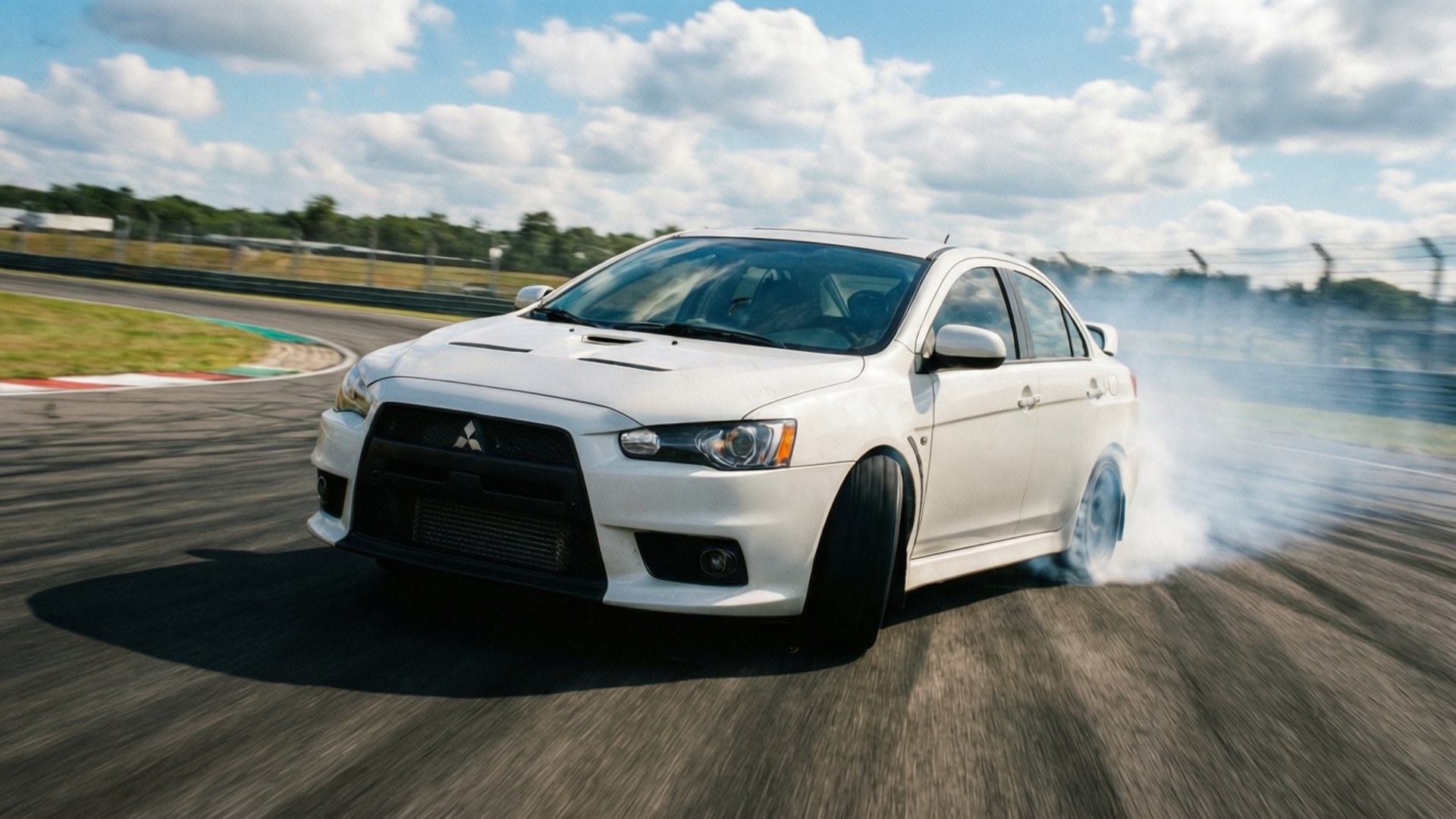 Drift Lancer Action 壁紙 — 一輛白色三菱Lancer Evolution在賽道彎道飄移，在部分多雲的天空下揚起煙霧。