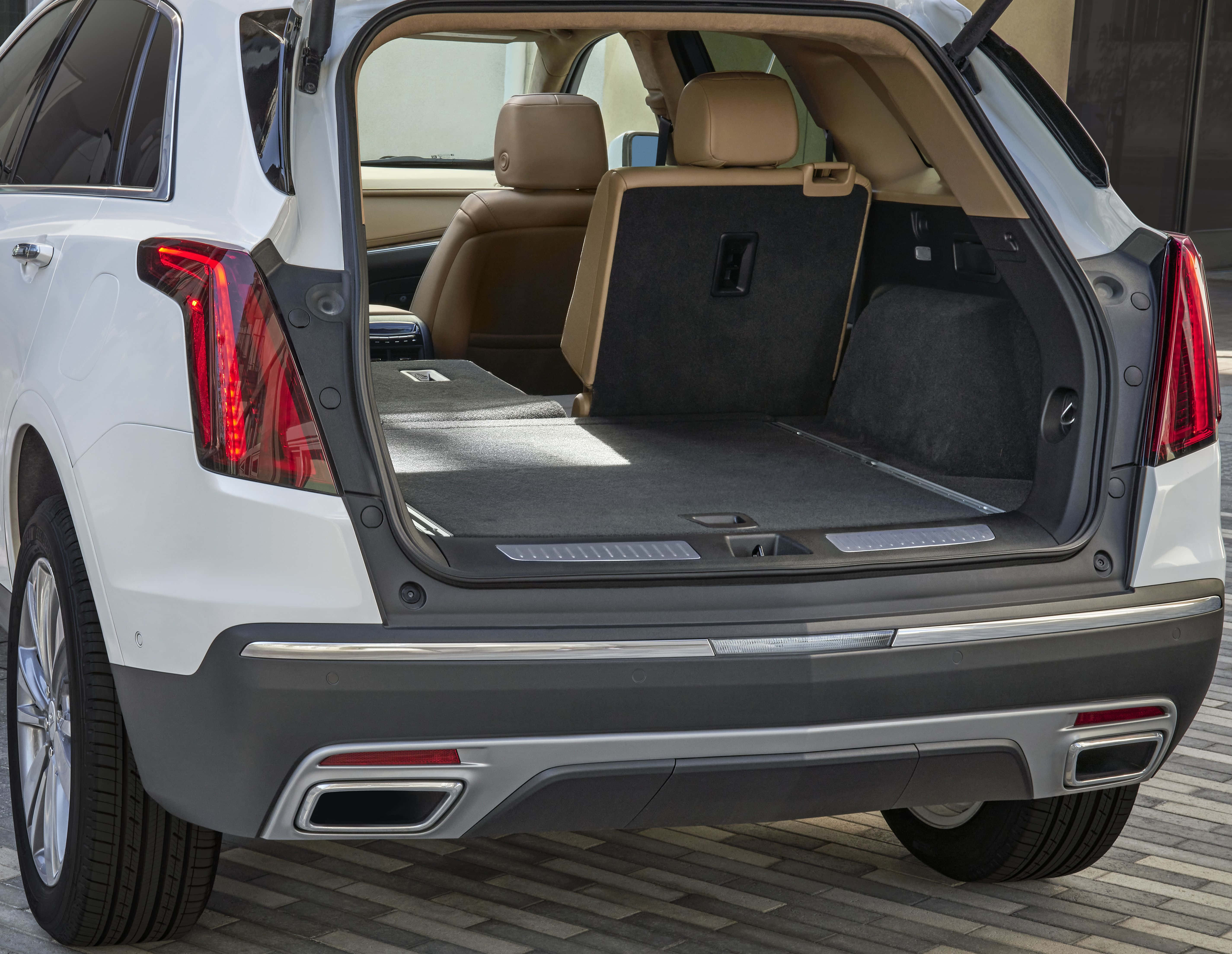 Cadillac Xt5 桌布 壁紙 — 白色SUV的後視圖，尾門打開，露出寬敞的貨物區和米色內裝。