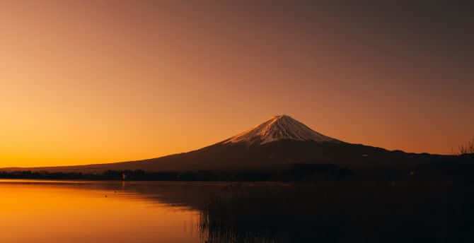 富士山在日落時分倒映在寧靜的湖面上 — 富士山 壁紙