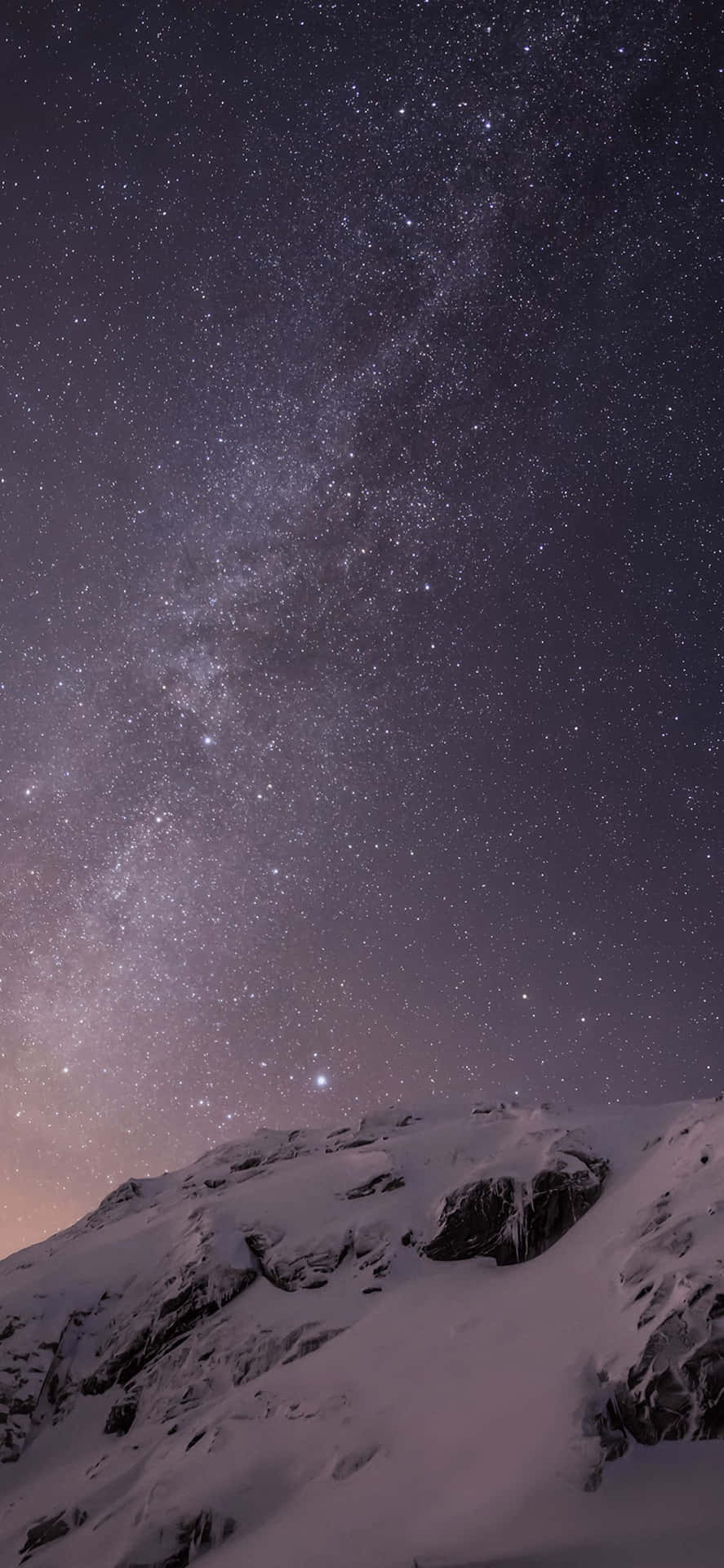 白雪覆蓋的山脈，在星空下，銀河可見。 — 夜空 壁紙