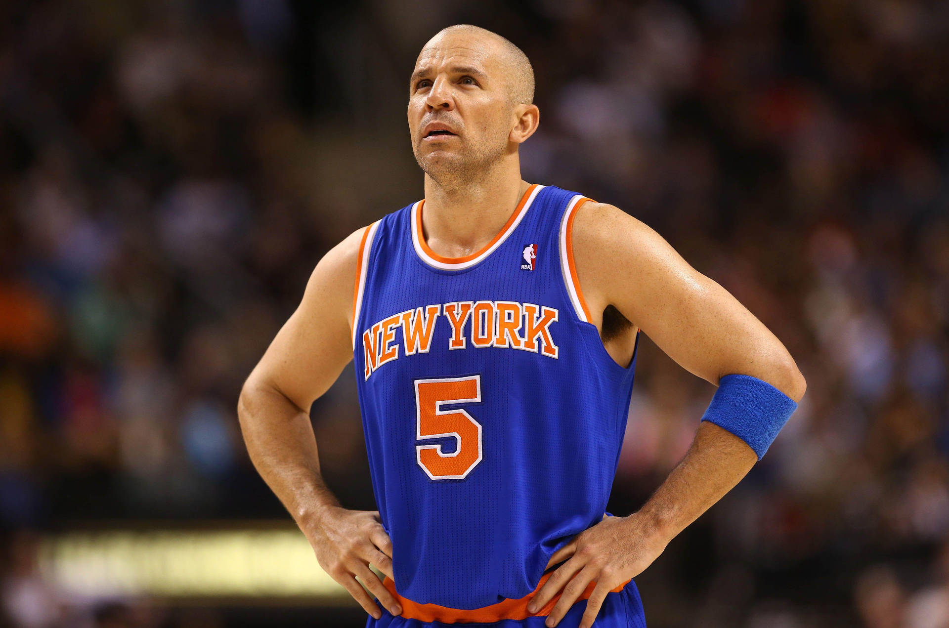 光頭籃球運動員身穿藍色紐約球衣號碼5，雙手叉腰站立。 — NBA 壁紙