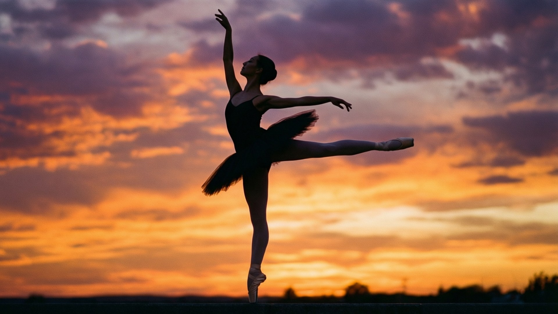 Silhouette Sunset Ballet 壁紙 — 一位芭蕾舞者的剪影在橙、紫、粉紅雲彩的熾熱日落天空前表演阿拉貝斯克。