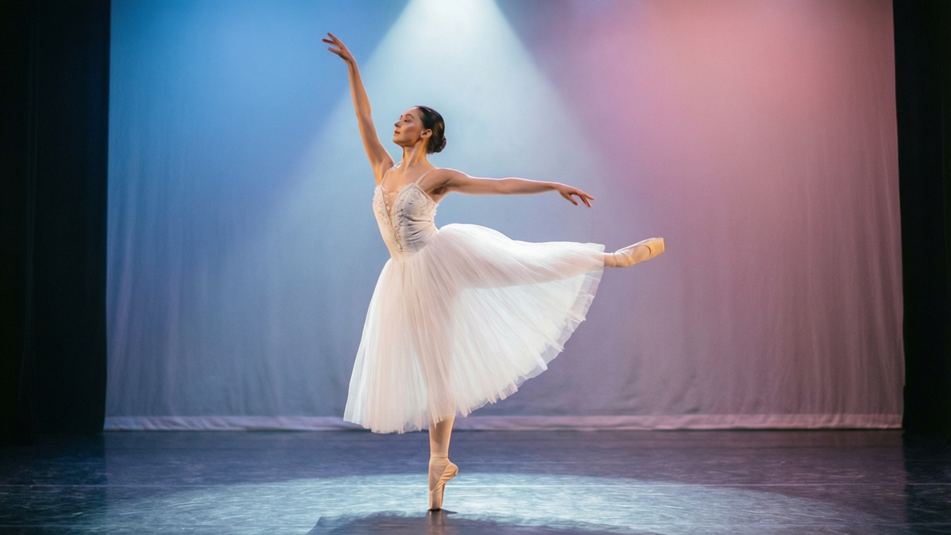 Ballet Spotlight Serenity 壁紙 — 一位穿著白色芭蕾舞裙的芭蕾舞者在藍色和粉紅色窗簾的舞台上，在聚光燈下表演足尖舞。
