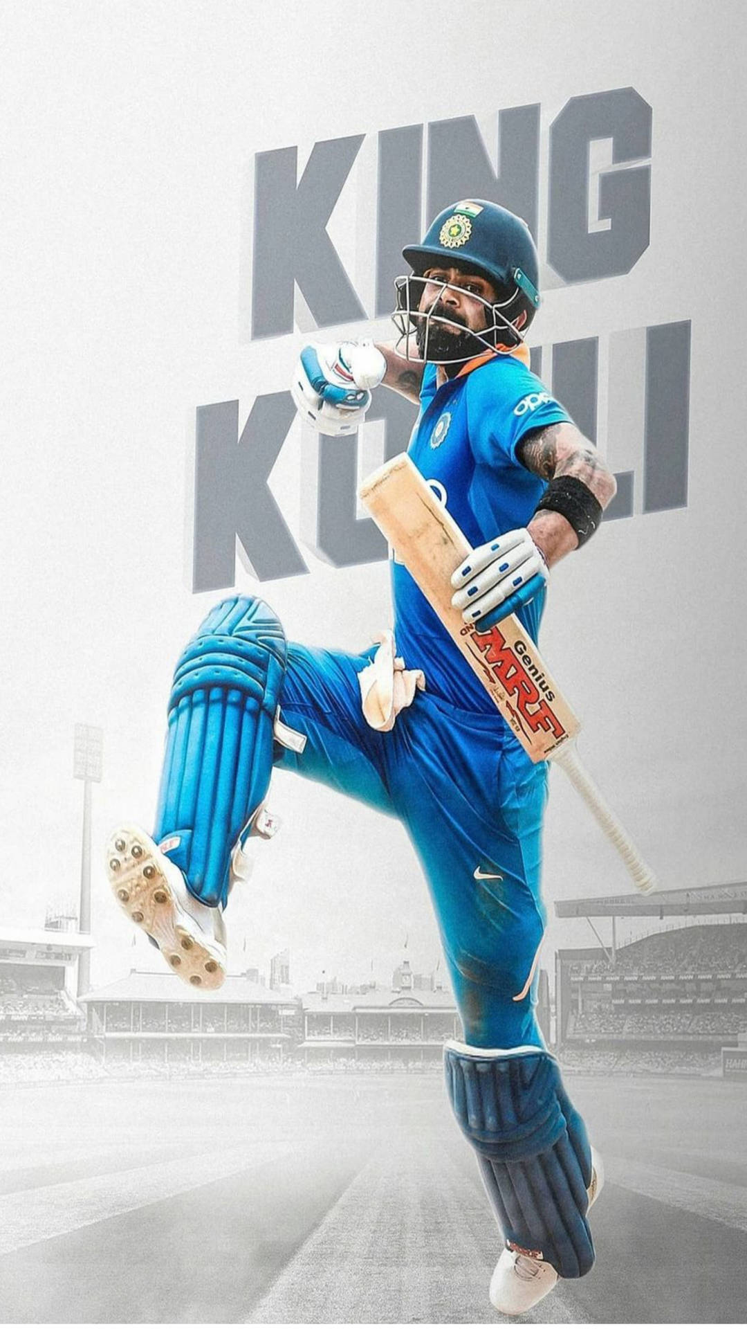 板球運動員 Virat Kohli 身穿藍色制服揮動球棒，身後有 'King Kohli' 文字。 — 濕婆高清壁紙 壁紙