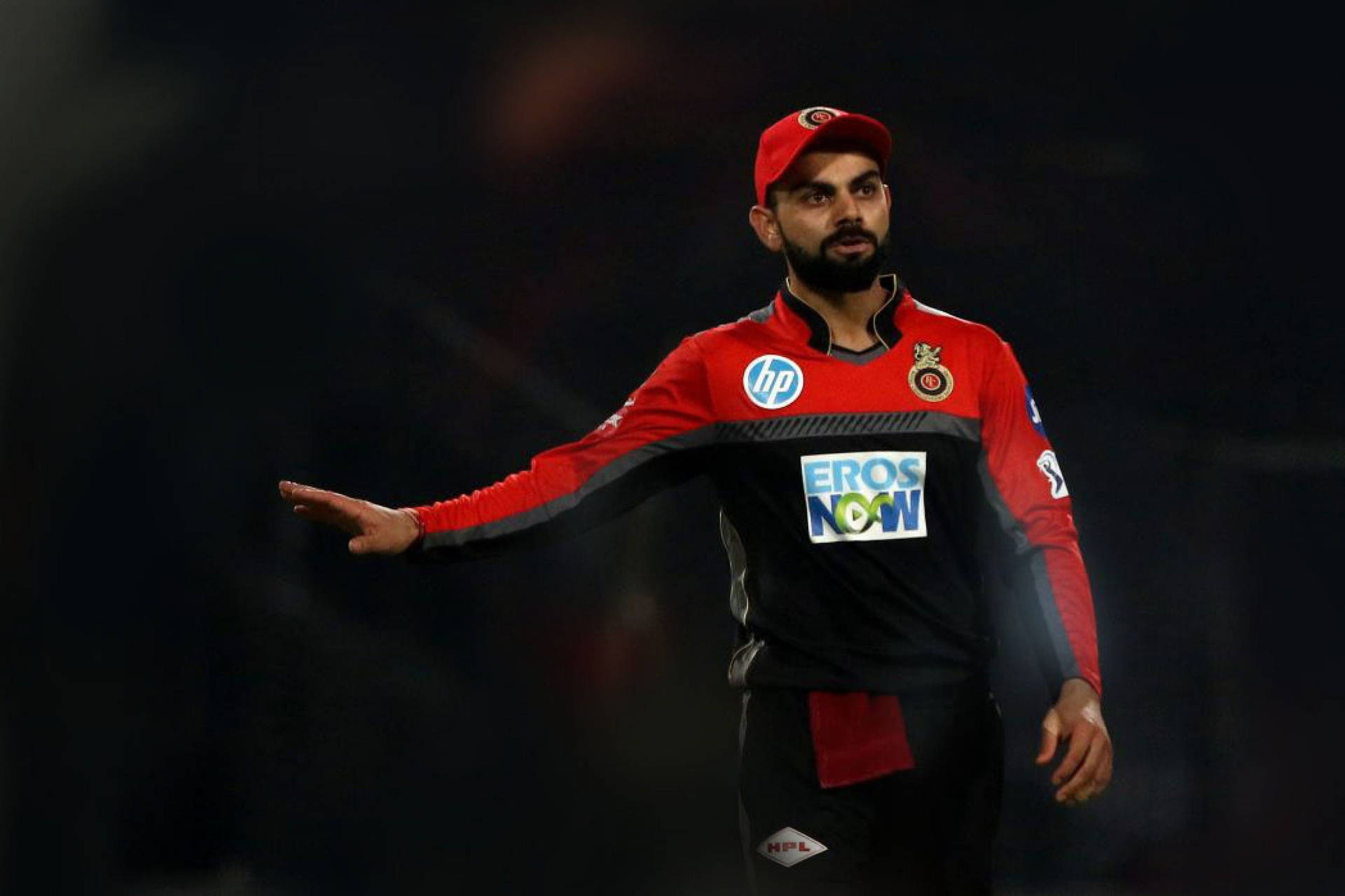 板球運動員維拉·高利（Virat Kohli）在體育場燈光下的夜間比賽中做手勢。 — 維拉特·科利 高畫質壁紙 壁紙