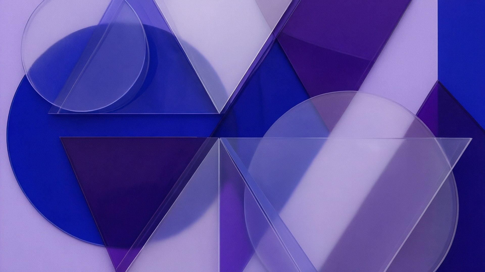 Periwinkle Geometric Abstraction 壁紙 — 半透明藍色和紫色壓克力中的抽象幾何形狀層疊，營造深度和柔和陰影。