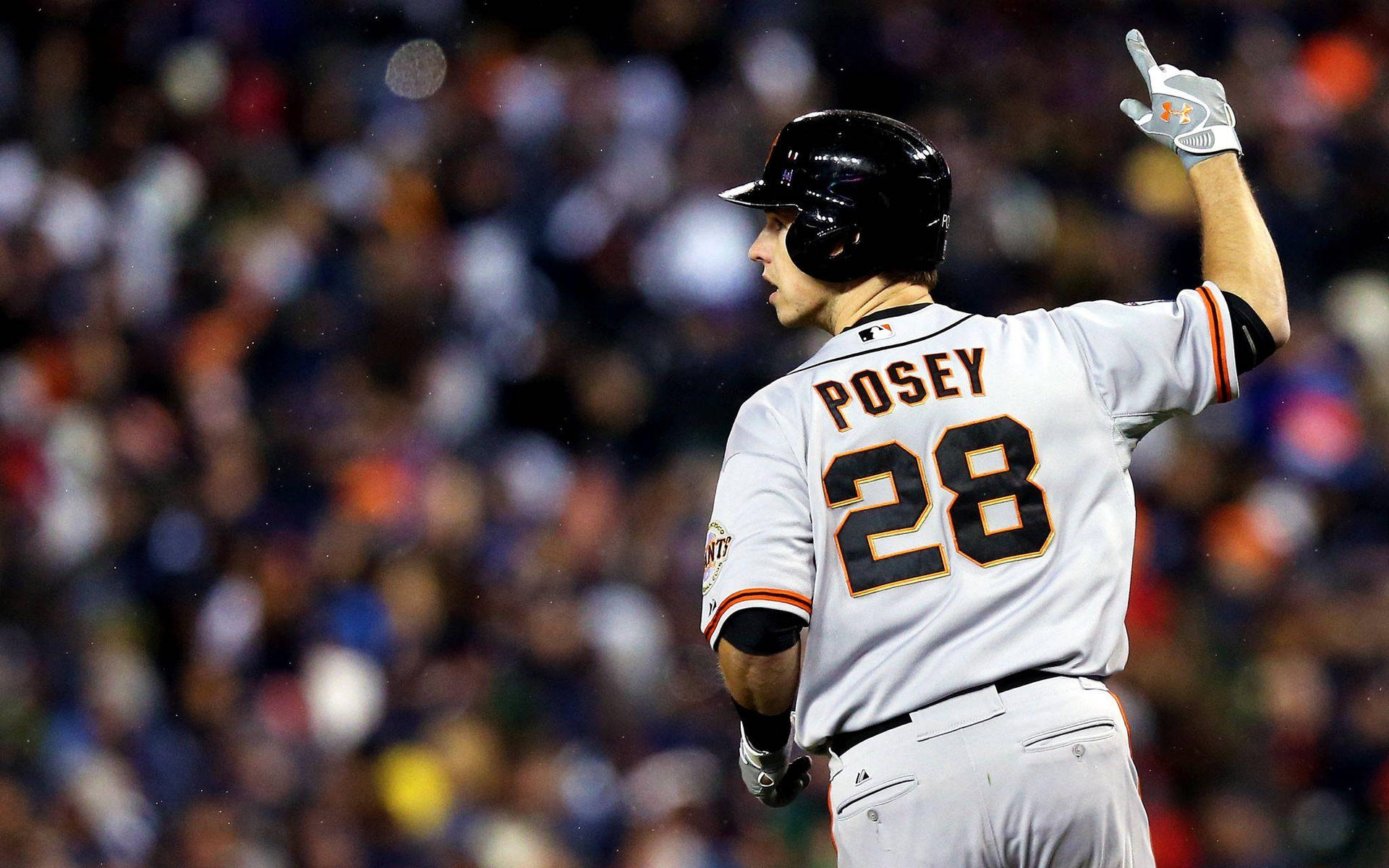 棒球手波西28號在夜間比賽中舉手慶祝。 — MLB 壁紙