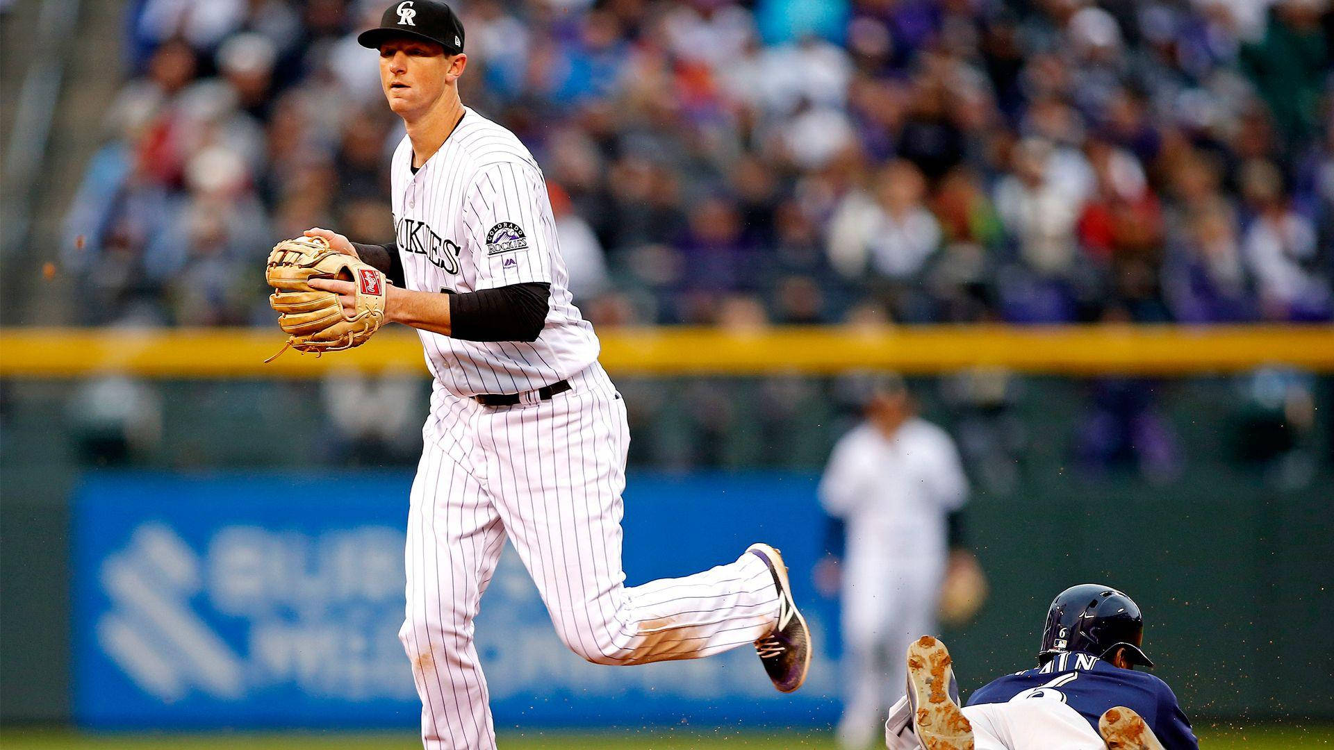 棒球選手戴著手套衝刺，跑者滑進壘包。 — MLB 壁紙