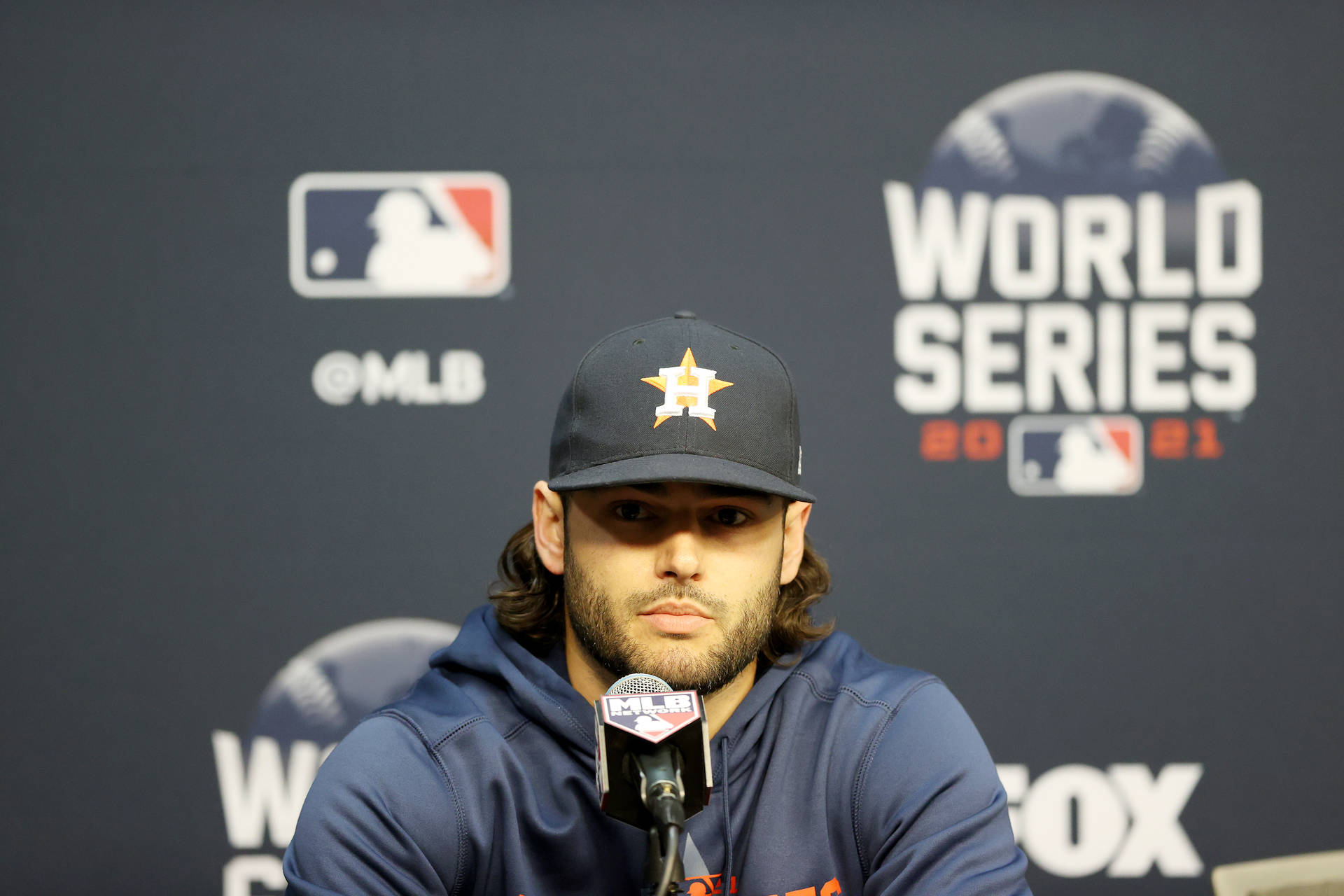 在世界大賽記者會上戴著太空人隊帽子的棒球選手。 — MLB 壁紙
