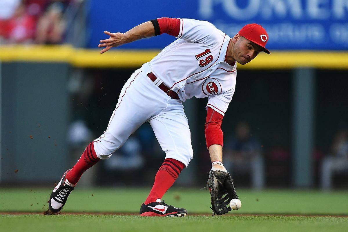 棒球選手在比賽中飛撲接滾地球。 — MLB 壁紙