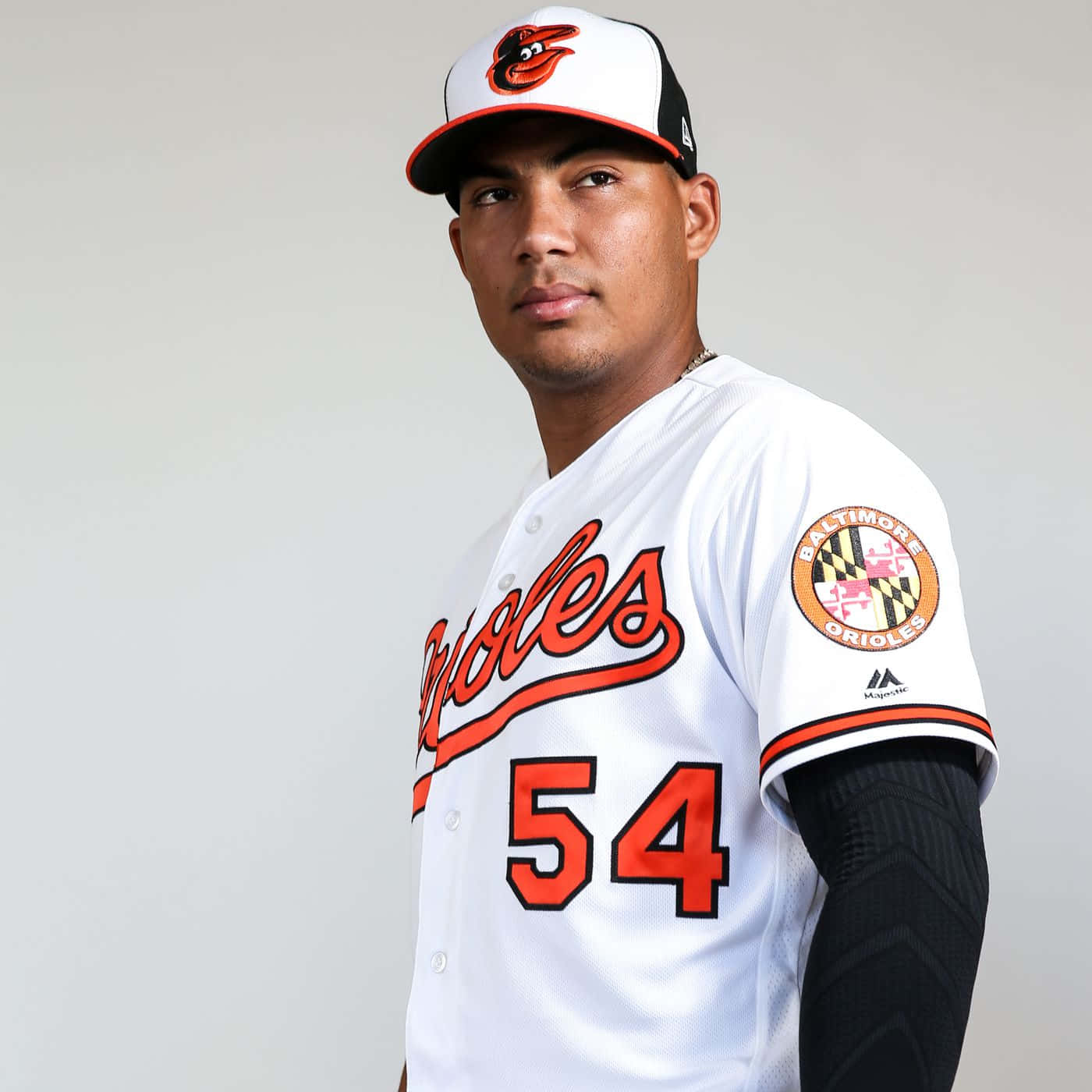 棒球運動員在攝影棚中穿著巴爾的摩金鶯隊54號球衣。 — MLB 壁紙