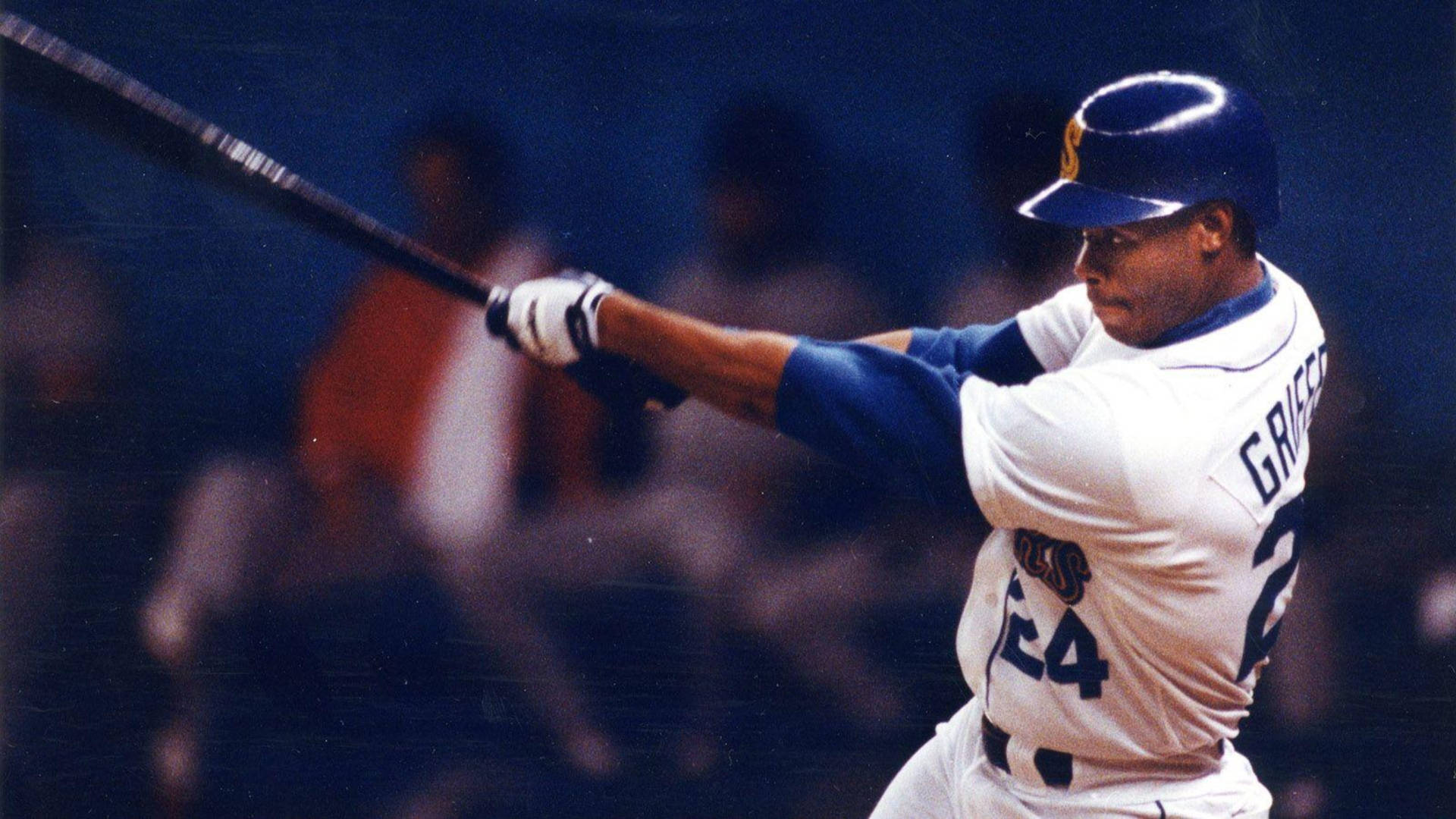 棒球運動員在夜間比賽中揮棒。 — MLB 壁紙