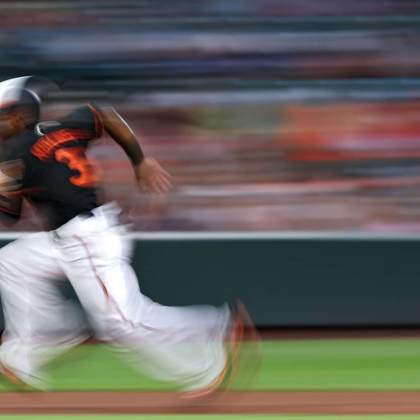 棒球選手在夜間場地上帶著動態模糊效果衝刺 — MLB 壁紙