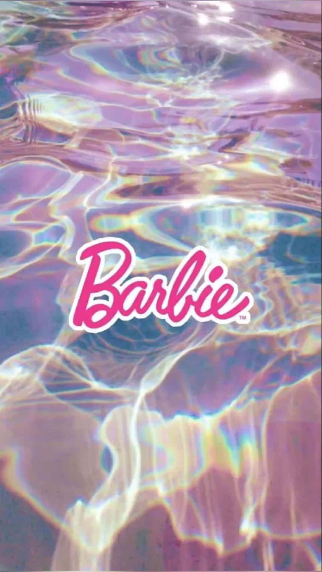  壁紙 — Barbie 標誌漂浮在閃爍的彩虹色水中，帶有彩虹光折射和柔和的紫藍色調。