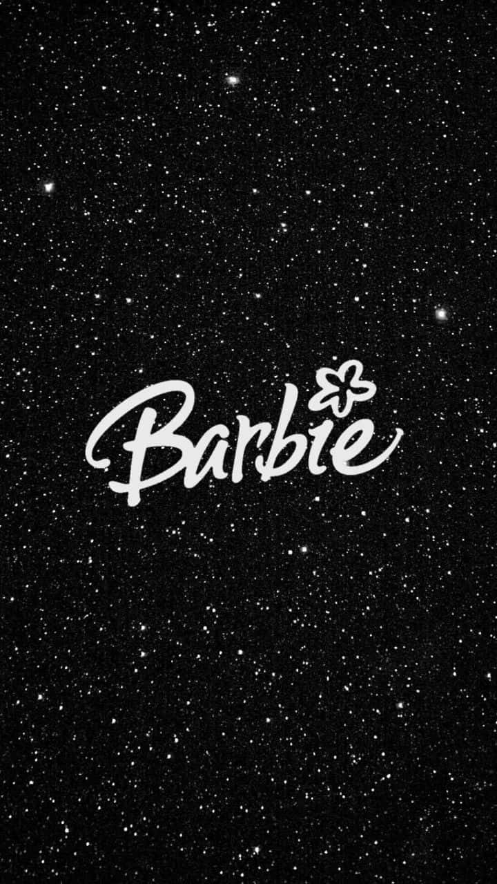  壁紙 — 白色草書字體的「Barbie」一詞漂浮在繁星點點的黑色夜空背景上。
