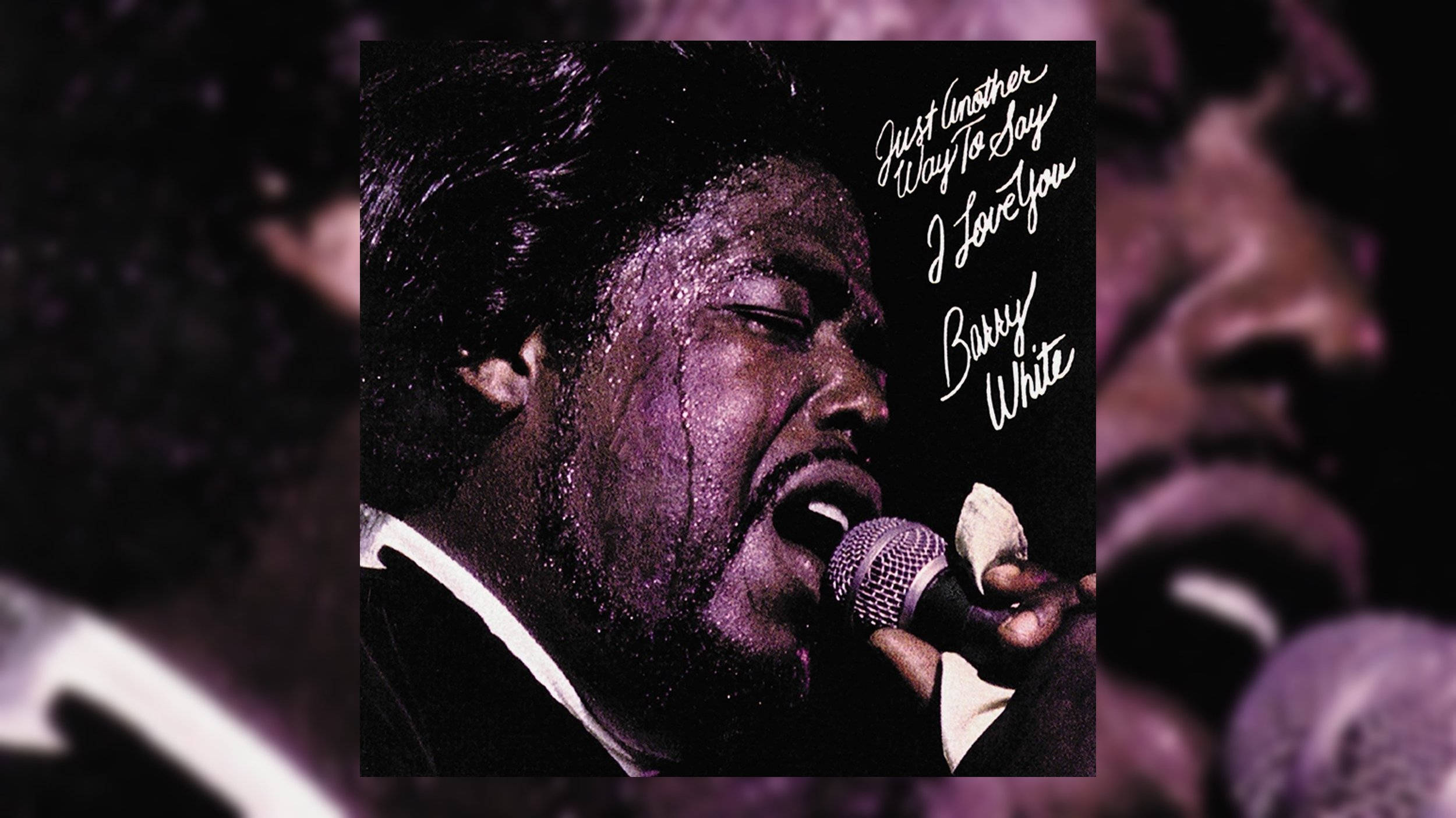 音樂 桌布 壁紙 — Barry White 在戲劇性的紫色燈光下熱情地對著麥克風唱歌，汗水在他臉上閃閃發光。