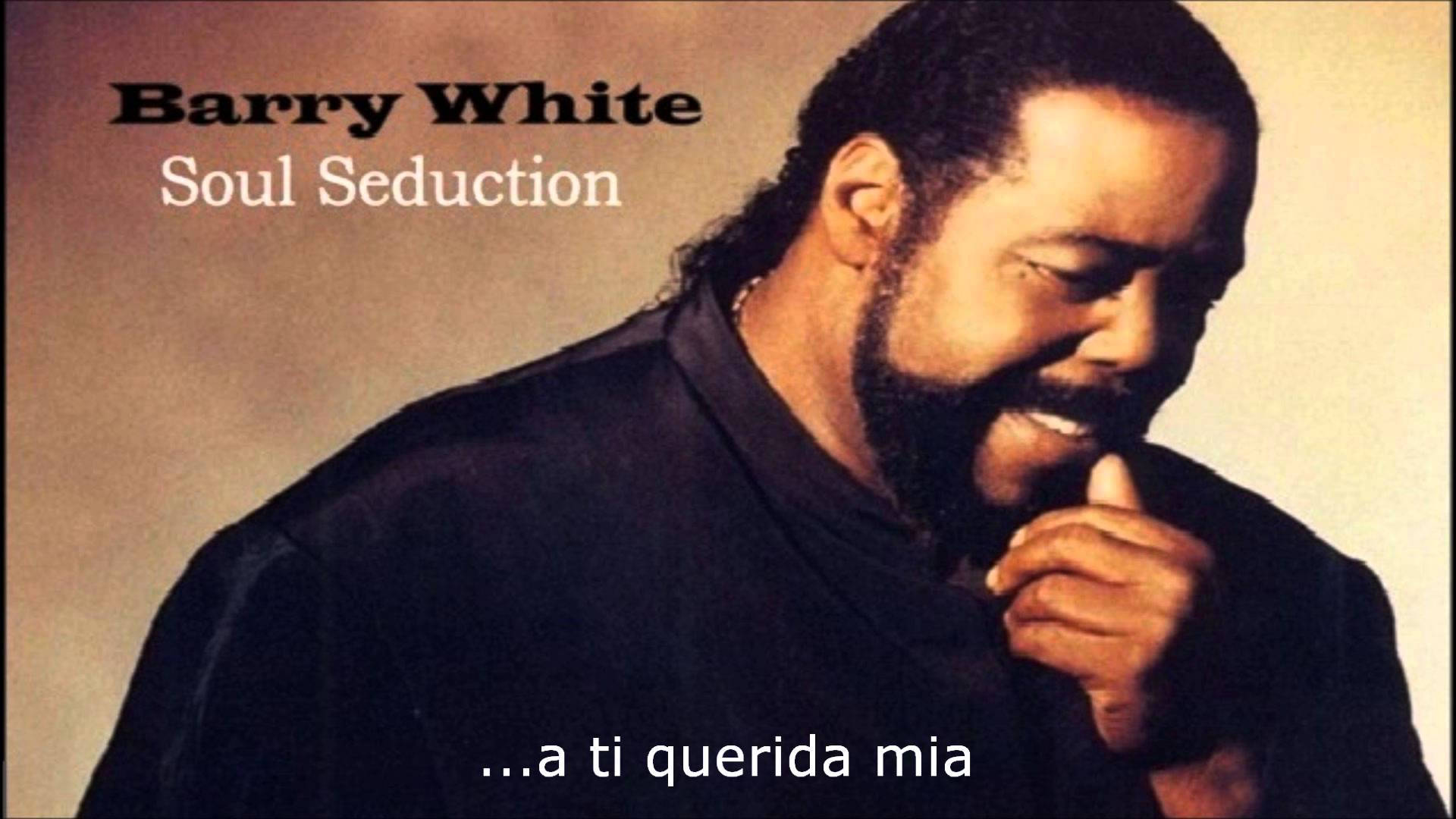 音樂 桌布 壁紙 — Barry White 在柔和米色背景前，手放近下巴溫暖微笑的專輯封面。